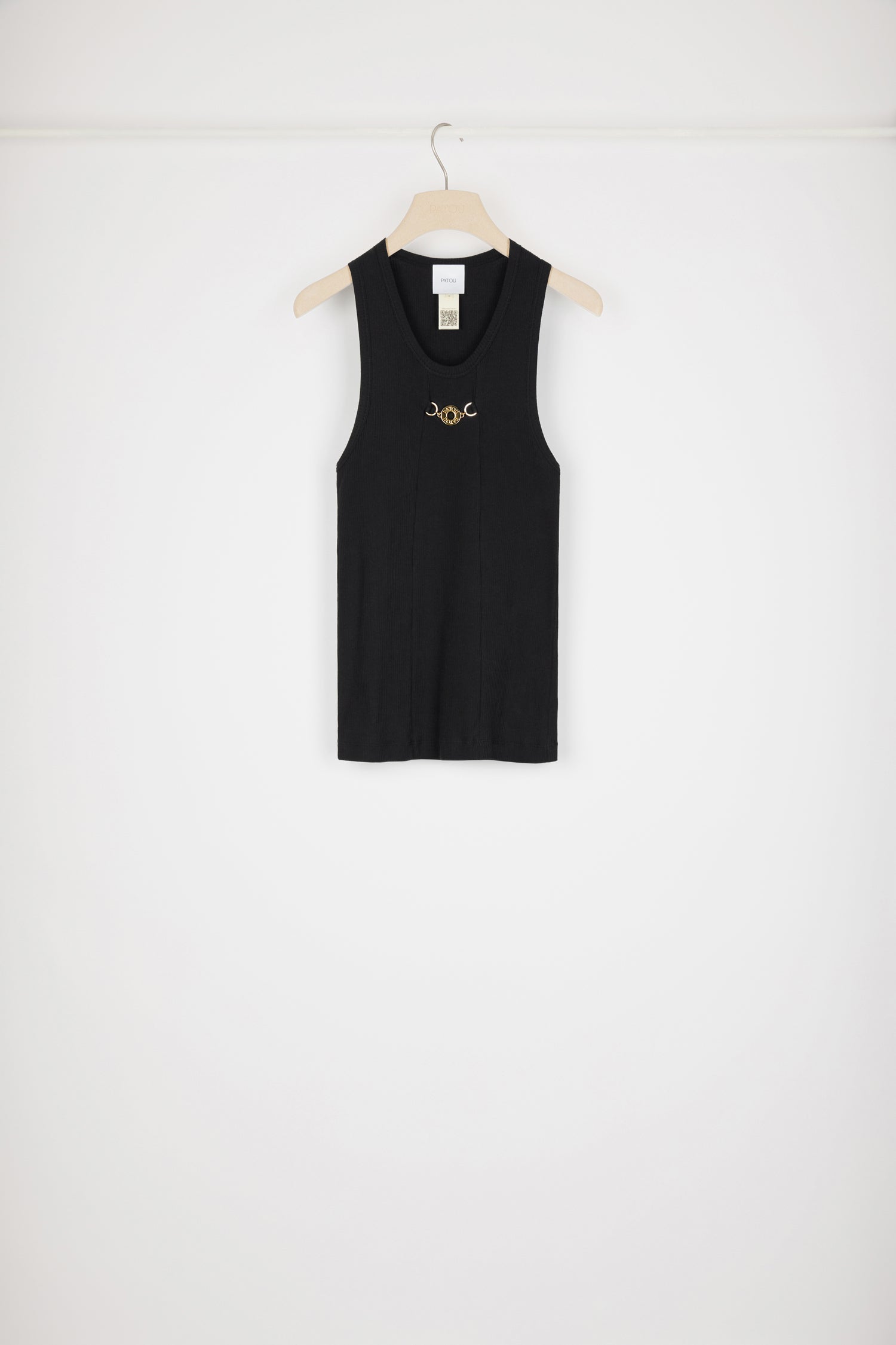 Patou - メダイヨンをあしらったオーガニックコットン製タンクトップ - Black - パトゥスタイルが昇華された魅惑の新ジュエリー。ブラックカラーのオーガニックコットン製タンクトップ。リブ編みファブリック。スクープネック。フロントにゴールドトーンのパトゥ刻印入りメダイヨン装飾。フロントに2つのステッチライン。 The ornament can be removed.