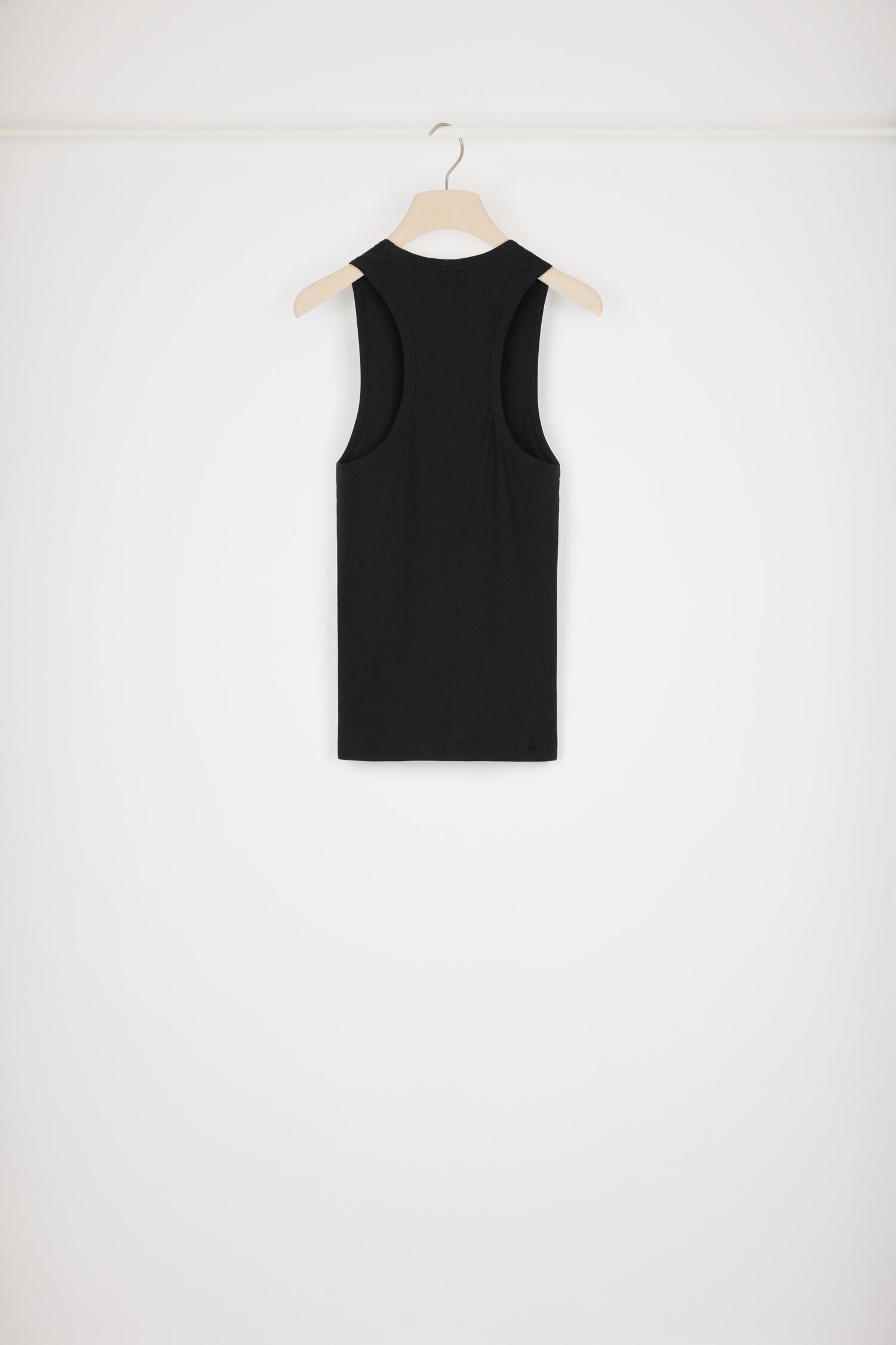 Patou - メダイヨンをあしらったオーガニックコットン製タンクトップ - Black - パトゥスタイルが昇華された魅惑の新ジュエリー。ブラックカラーのオーガニックコットン製タンクトップ。リブ編みファブリック。スクープネック。フロントにゴールドトーンのパトゥ刻印入りメダイヨン装飾。フロントに2つのステッチライン。 The ornament can be removed.