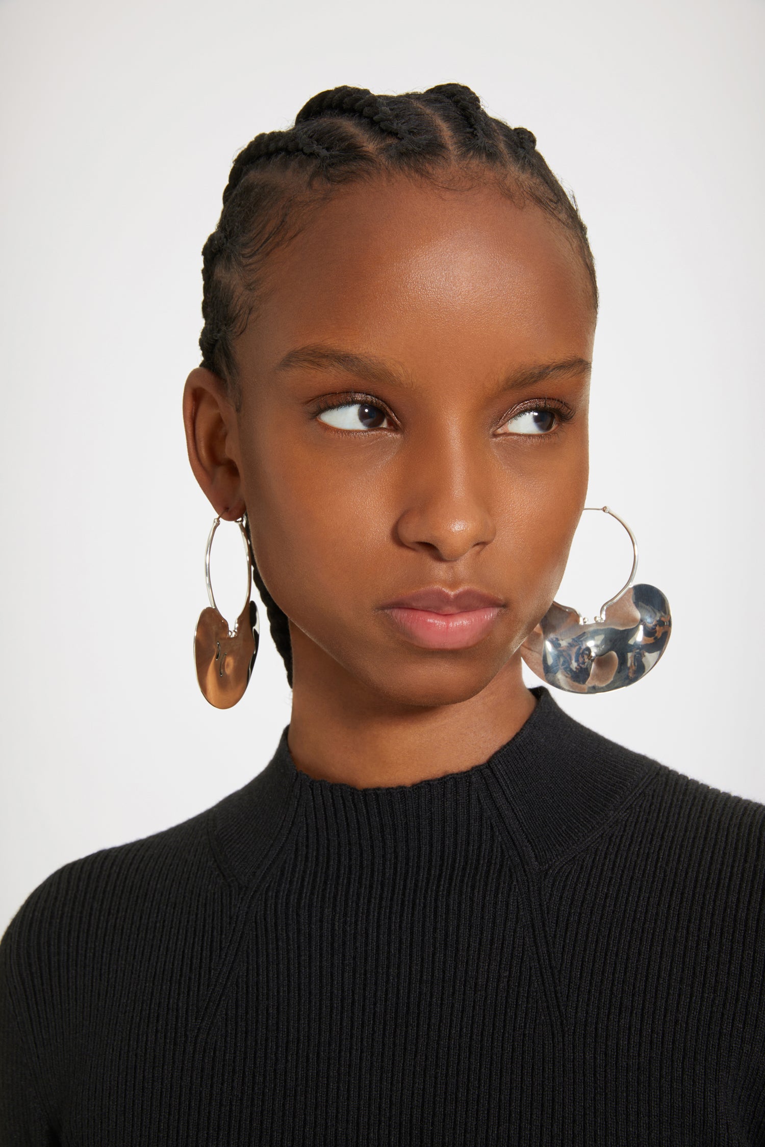Patou - Small hammered brass hoop earrings - Silver - A classic.. with a twist!Small silver-plated brass hoop earrings with attached hammered plate engraved with the Patou logo.
