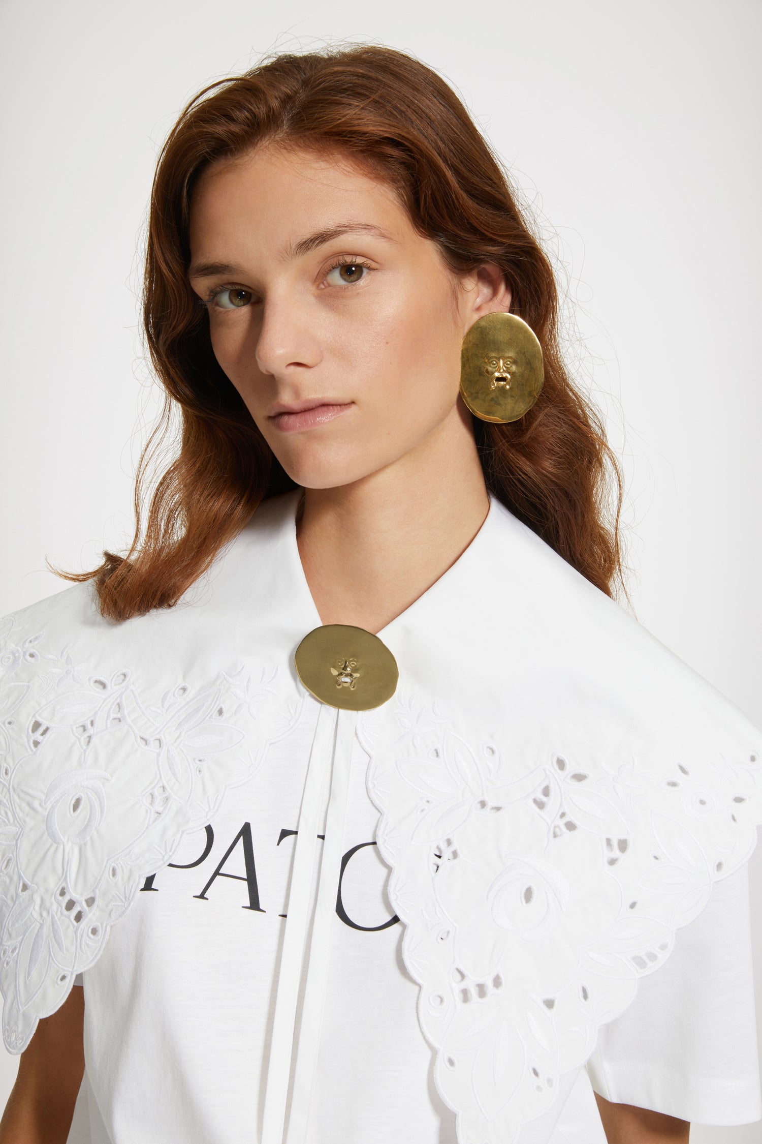 Patou - Maxi oval face brass brooch - Gold - A timeless icon becomes the face of contemporary jewellery.Maxi oval brass brooch with a “Bocca della Verità”-inspired design.