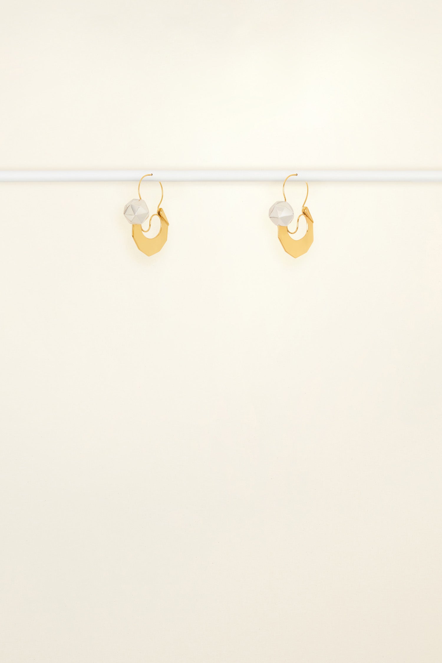 Patou - ツートーン クレセント ブラス フープイヤリング - Gold and Silver - シルバー×ゴールド、斬新なシェイプ。あらゆる意味で大胆。 ゴールドプレート加工の真鍮製フープイヤリング。クレセントムーン シェイプ。フロントにシルバープレート加工の真鍮製ビーズ。
