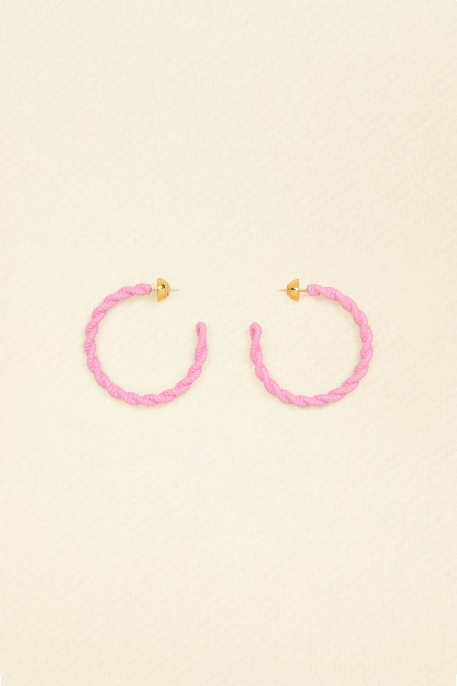 Patou - Orecchini intrecciati in ottone - Antique Pink - Dorato o colorato? Patou declina l’orecchino perfetto.Orecchini a cerchio in ottone dipinto rosa antico. Forma intrecciata. Chiusura a campana.