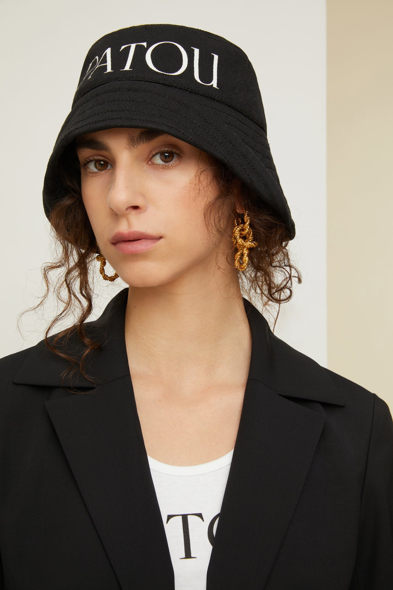Patou - Orecchini pendenti a catena in ottone - Gold - La leggerezza naturale del vimini, la creatività allegra di Patou.Orecchini in ottone dorato con oro fino. Forma a cerchio con dettagli di catena intrecciata. Chiusura a campana.