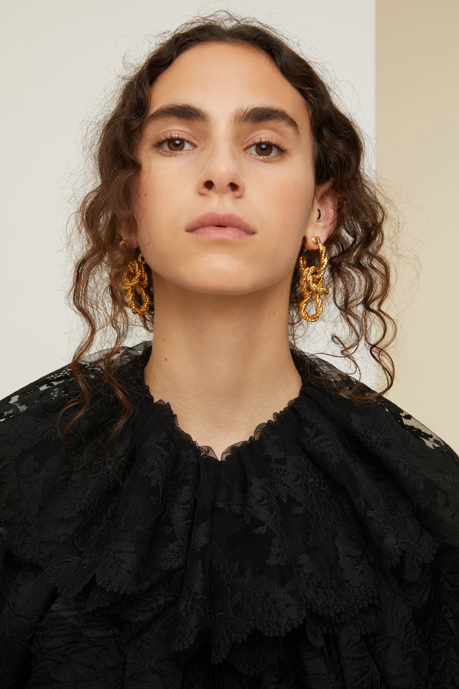 Patou - Orecchini pendenti a catena in ottone - Gold - La leggerezza naturale del vimini, la creatività allegra di Patou.Orecchini in ottone dorato con oro fino. Forma a cerchio con dettagli di catena intrecciata. Chiusura a campana.