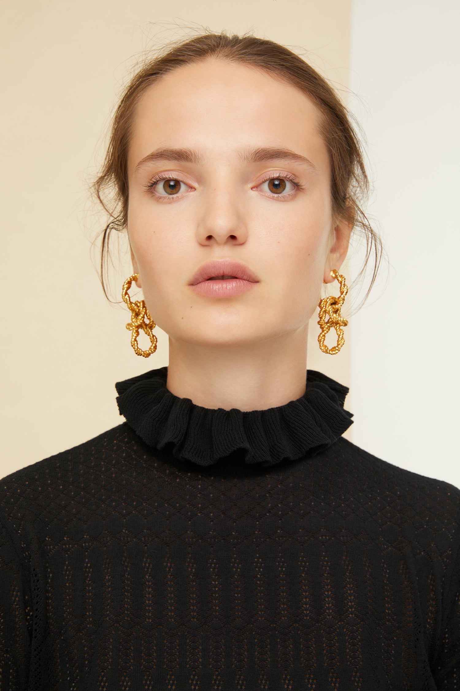 Patou - Orecchini pendenti a catena in ottone - Gold - La leggerezza naturale del vimini, la creatività allegra di Patou.Orecchini in ottone dorato con oro fino. Forma a cerchio con dettagli di catena intrecciata. Chiusura a campana.