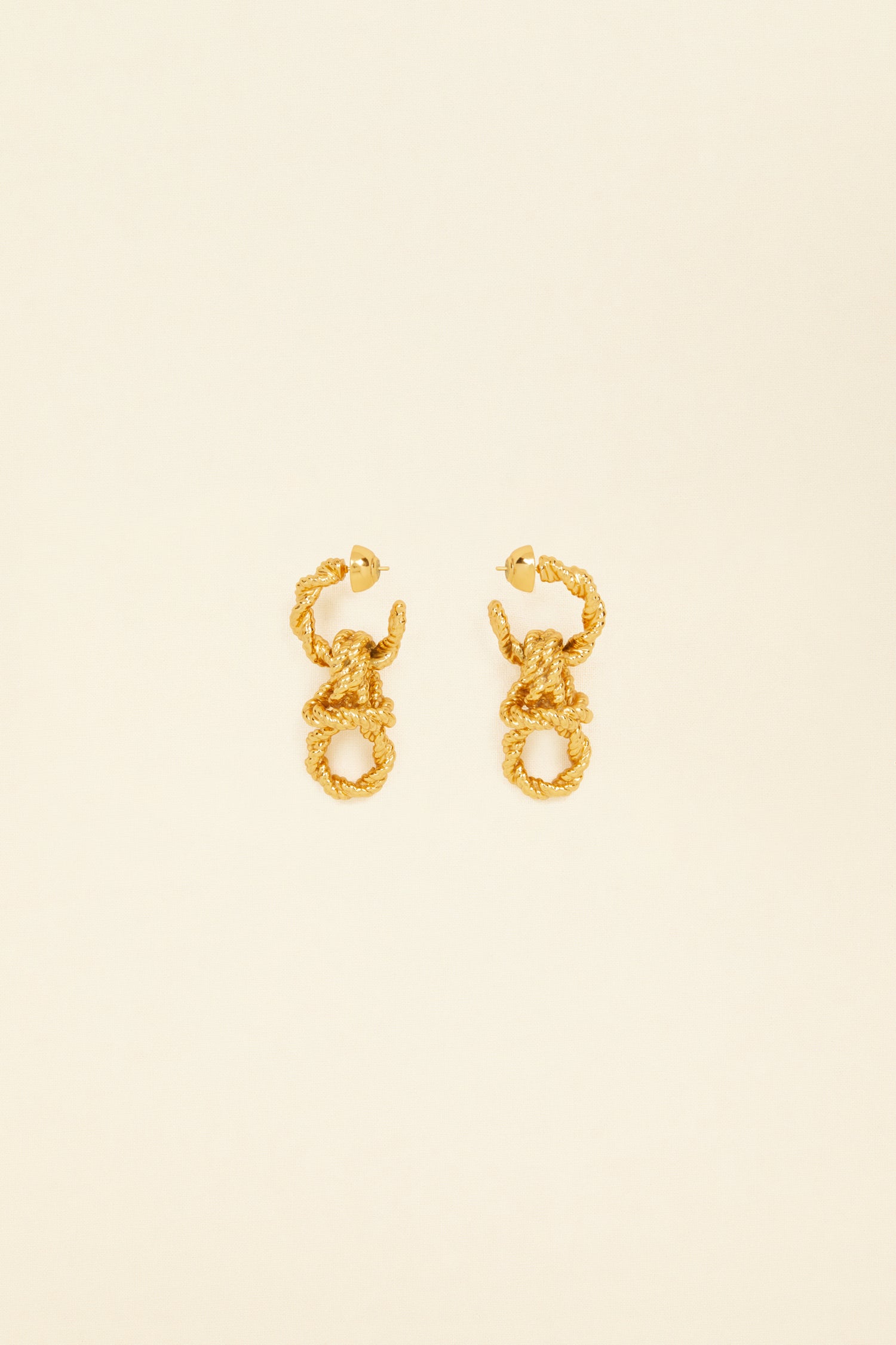 Patou - Orecchini pendenti a catena in ottone - Gold - La leggerezza naturale del vimini, la creatività allegra di Patou.Orecchini in ottone dorato con oro fino. Forma a cerchio con dettagli di catena intrecciata. Chiusura a campana.