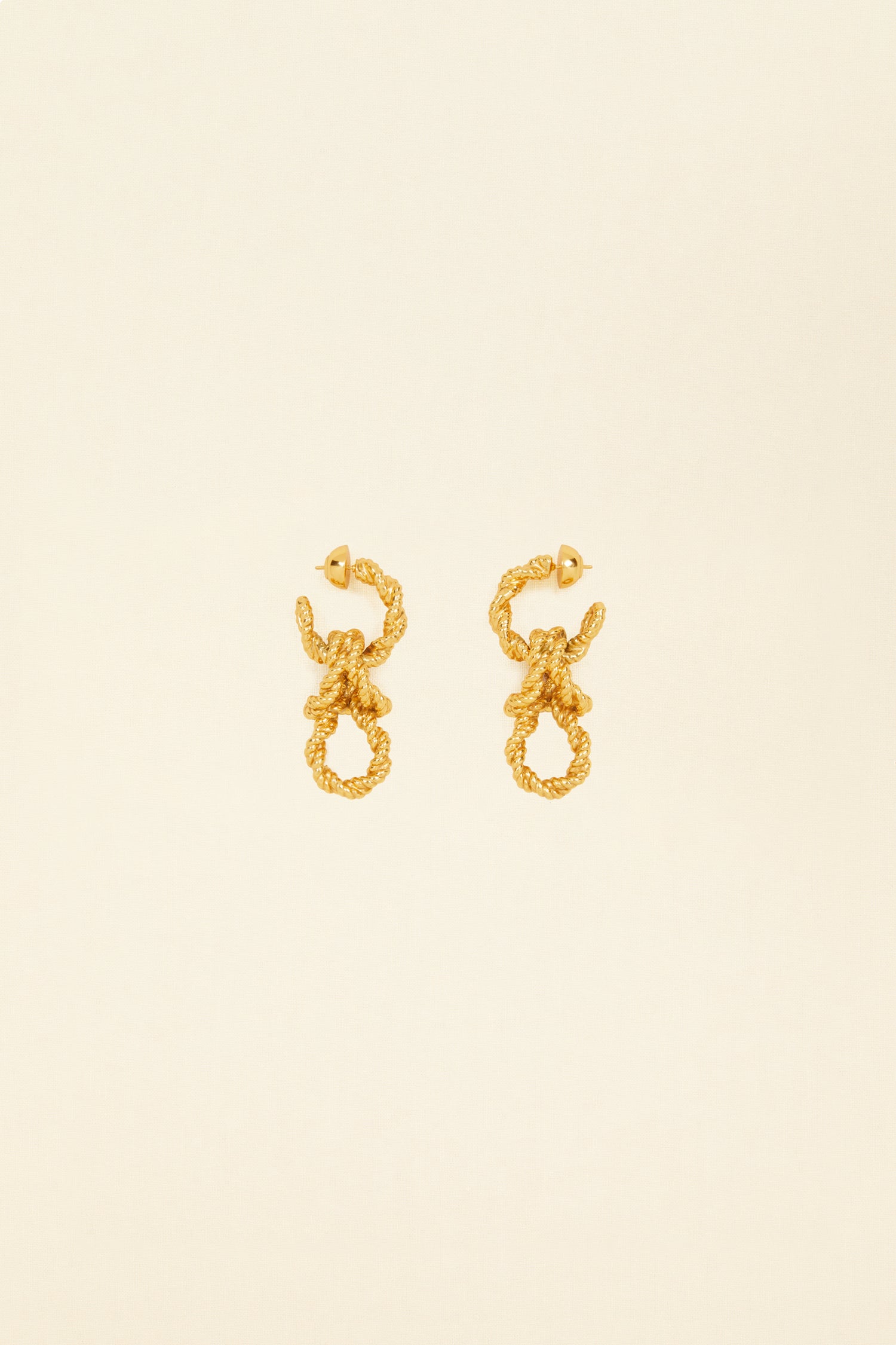 Patou - Orecchini pendenti a catena in ottone - Gold - La leggerezza naturale del vimini, la creatività allegra di Patou.Orecchini in ottone dorato con oro fino. Forma a cerchio con dettagli di catena intrecciata. Chiusura a campana.
