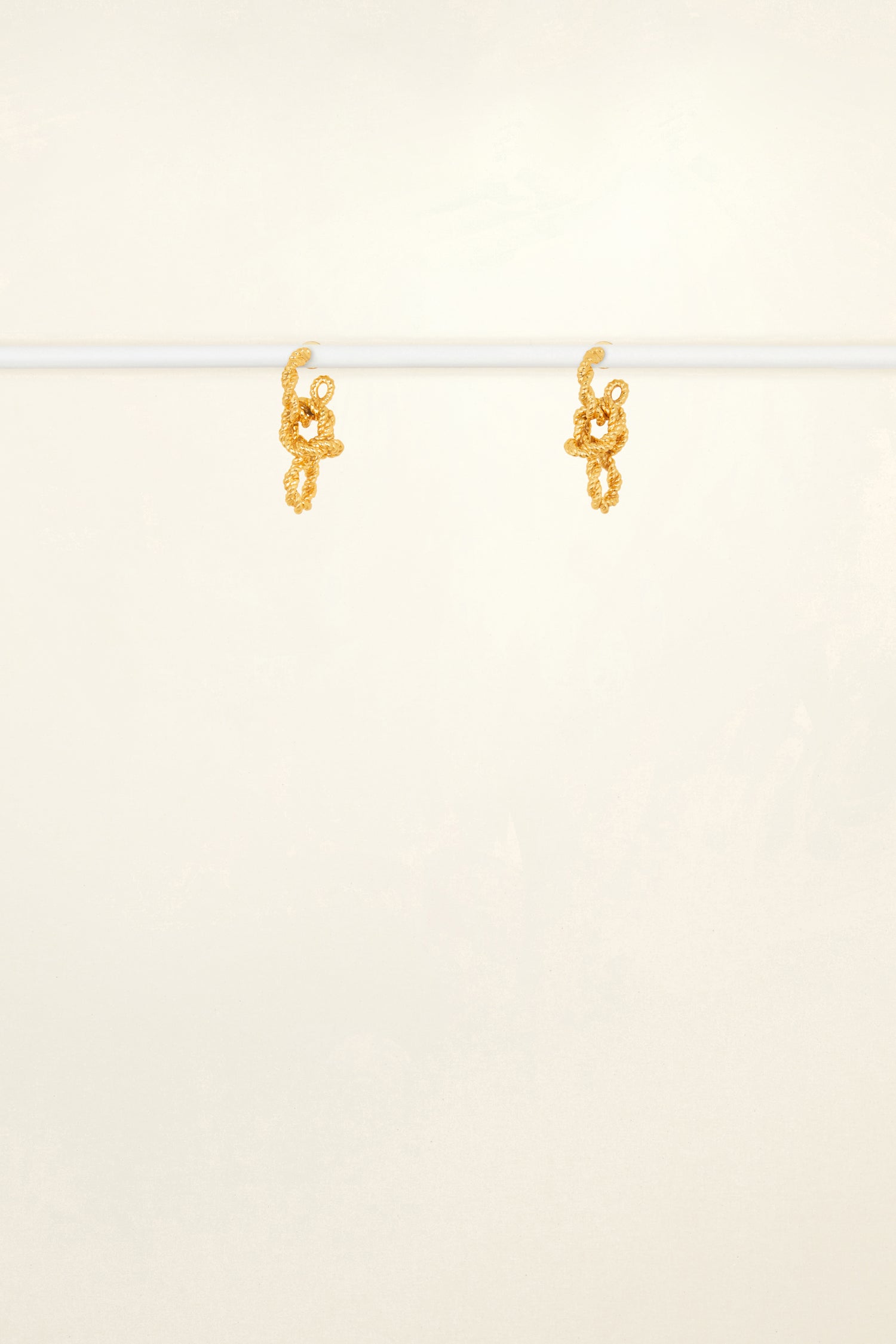 Patou - Orecchini pendenti a catena in ottone - Gold - La leggerezza naturale del vimini, la creatività allegra di Patou.Orecchini in ottone dorato con oro fino. Forma a cerchio con dettagli di catena intrecciata. Chiusura a campana.
