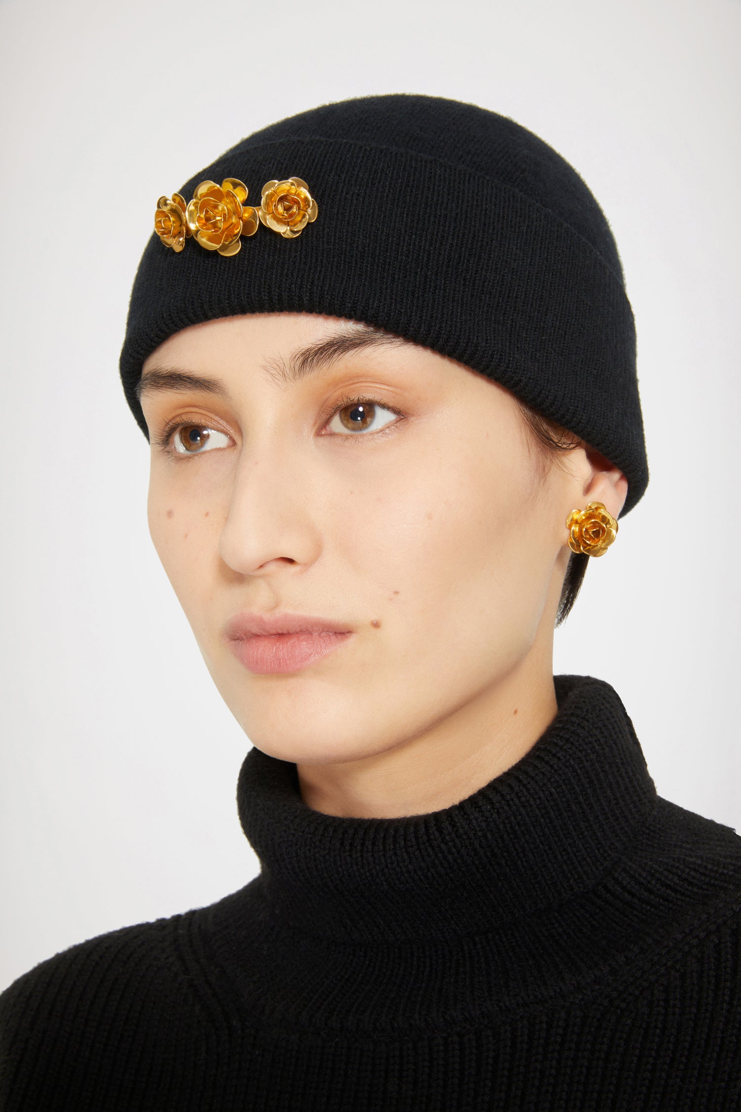 Patou - フラワー スタッズ イヤリング - Gold - パトゥらしさあふれる新進気鋭のイヤリング。ゴールドトーンのイヤリング。フローラルシェイプ。プッシュバッククロージャー。長さ: 1,8 cm