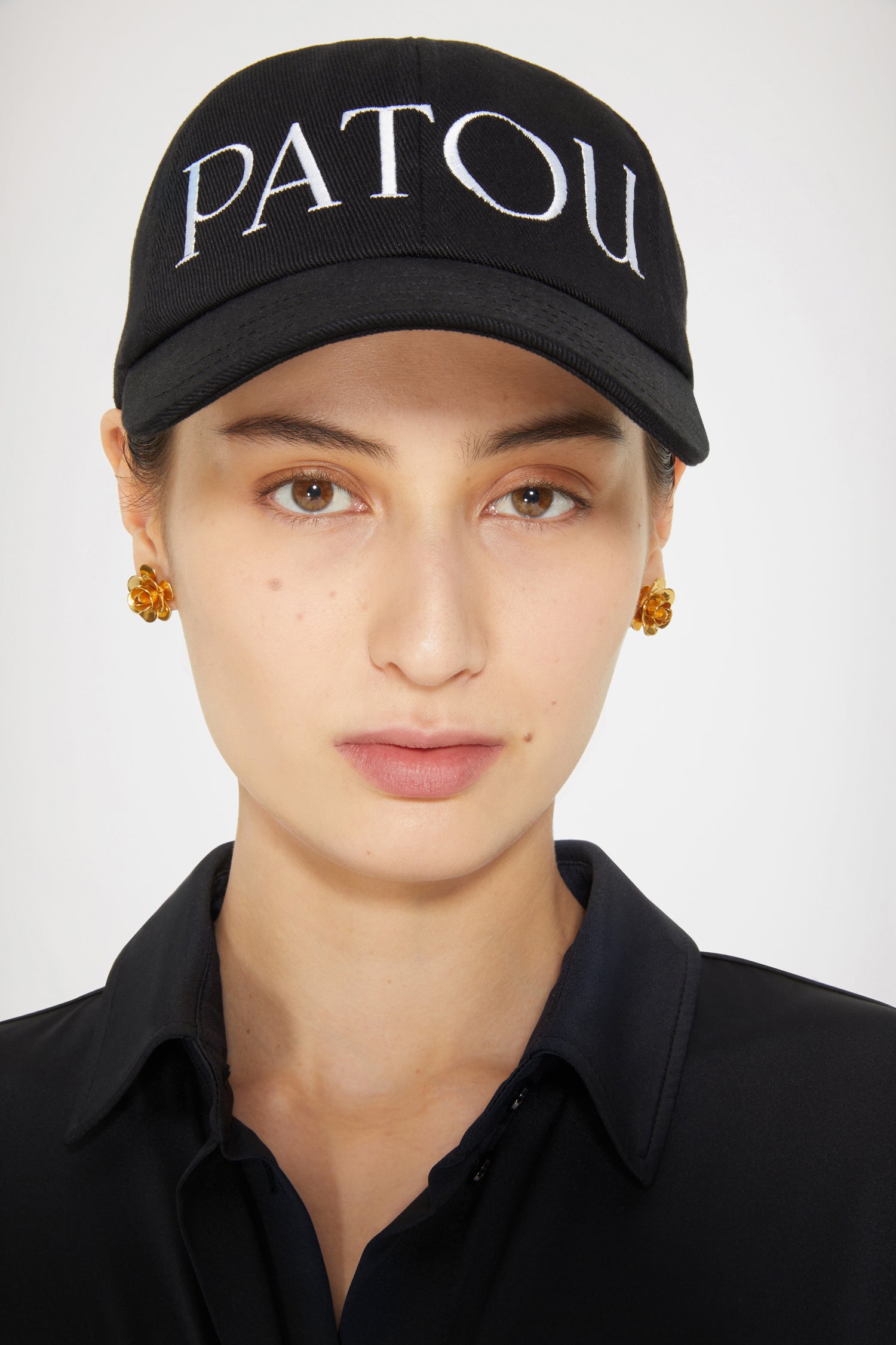 Patou - フラワー スタッズ イヤリング - Gold - パトゥらしさあふれる新進気鋭のイヤリング。ゴールドトーンのイヤリング。フローラルシェイプ。プッシュバッククロージャー。長さ: 1,8 cm