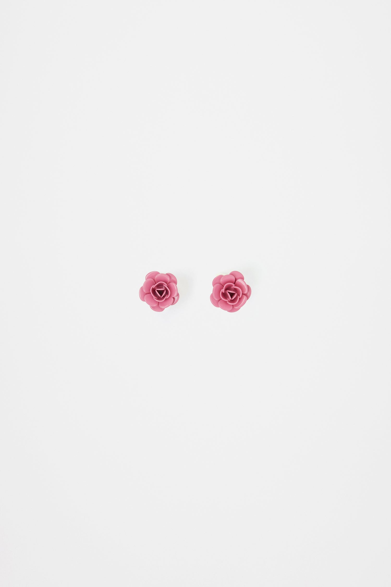 Patou - Orecchini a fiori - Darling Pink - Patou fa fiorire gli orecchini!Orecchini rosa Darling. Forma di fiore. Chiusura a farfalla.Lunghezza: 1,8 cm