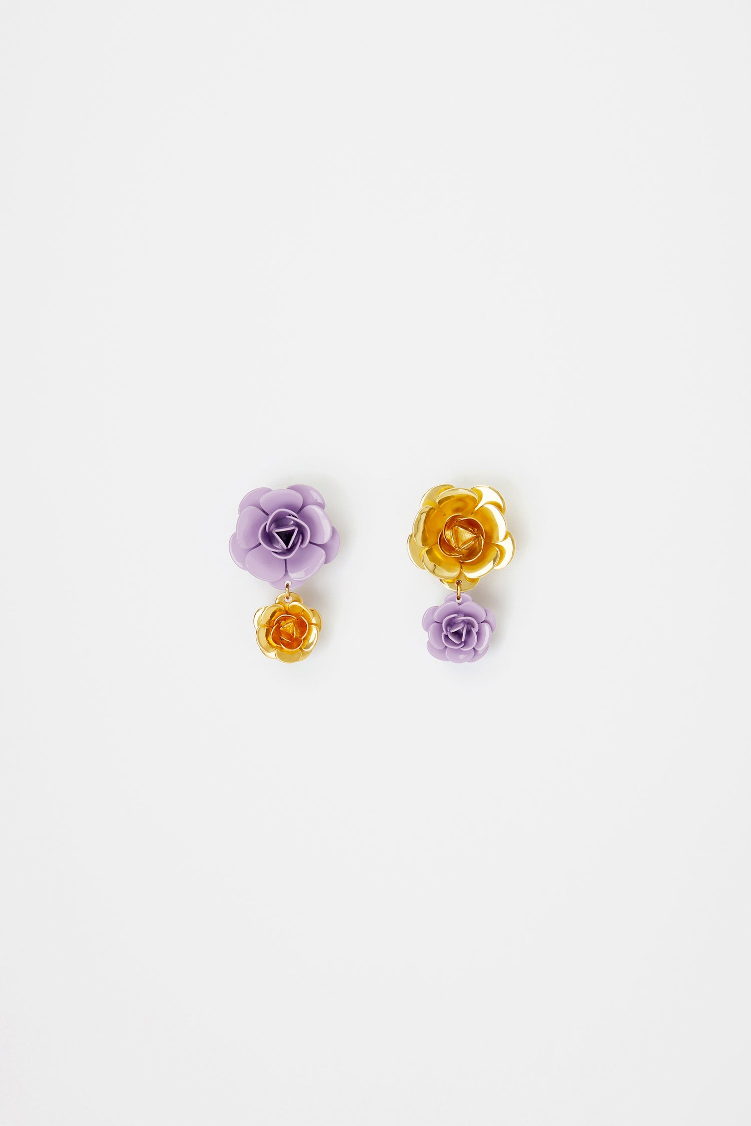 Patou - Ohrringe mit doppelter Blume - Wisteria - Knospen von Patou erblühen im Doppelpack.Ohrringe in Blauregen-Violett. Mit zwei unterschiedlich großen Blumen. Ohrclip-Stil. Länge: 4 cm