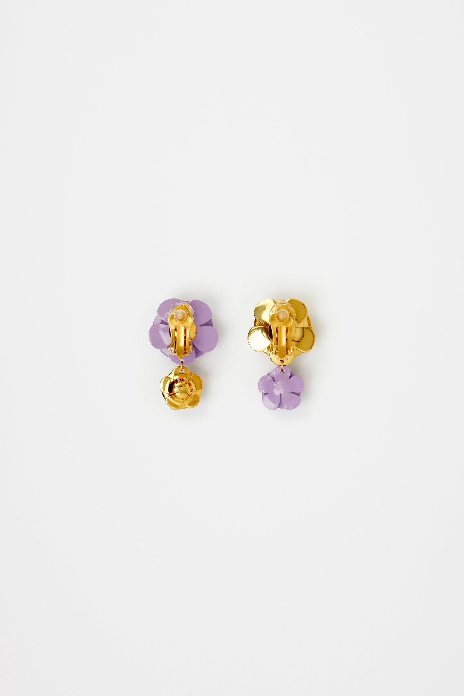 Patou - Ohrringe mit doppelter Blume - Wisteria - Knospen von Patou erblühen im Doppelpack.Ohrringe in Blauregen-Violett. Mit zwei unterschiedlich großen Blumen. Ohrclip-Stil. Länge: 4 cm