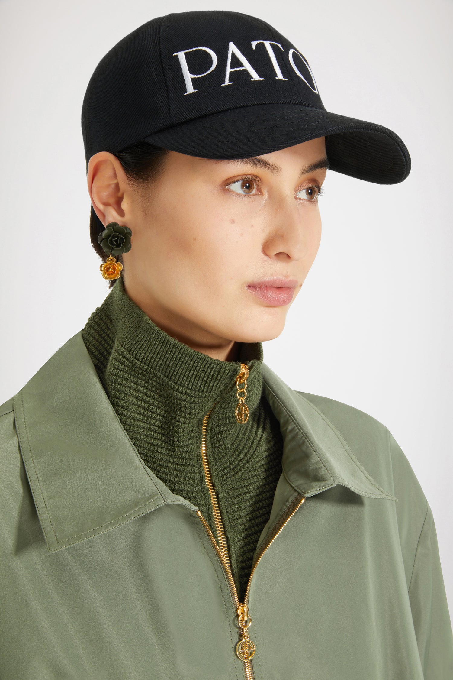 Patou - ダブルフラワーイヤリング - Winter Moss - ペアで咲くパトゥのつぼみ。ウィンターモスグリーンのイヤリング。2種類の大きさのダブルフラワー。クリップ式。長さ: 4 cm