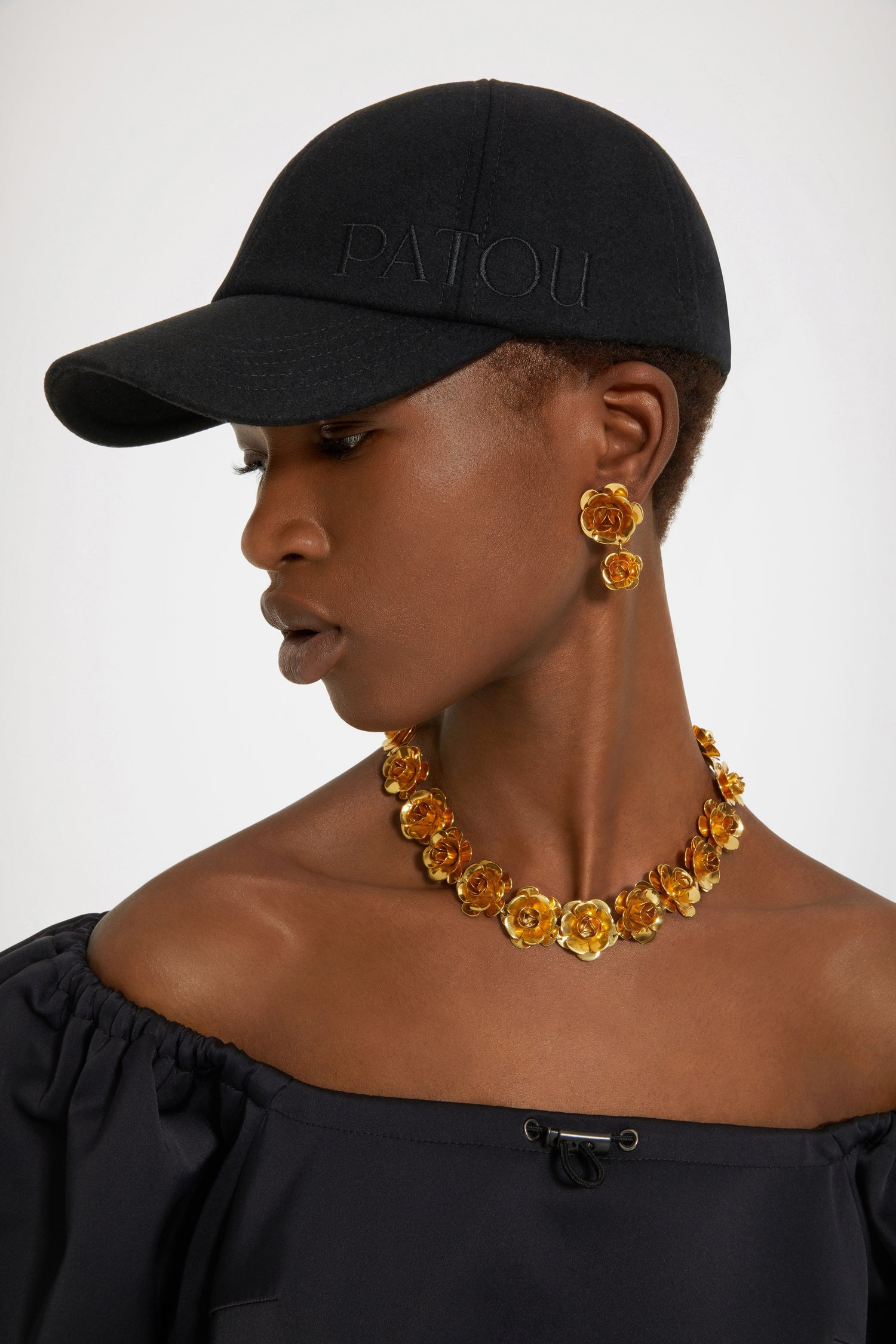Patou - Collana a fiori - Gold - I petali illuminano il collo.Collana oro. Forma di fiore. Medaglia incisa JP. Chiusura a T.Lunghezza : 46 cm