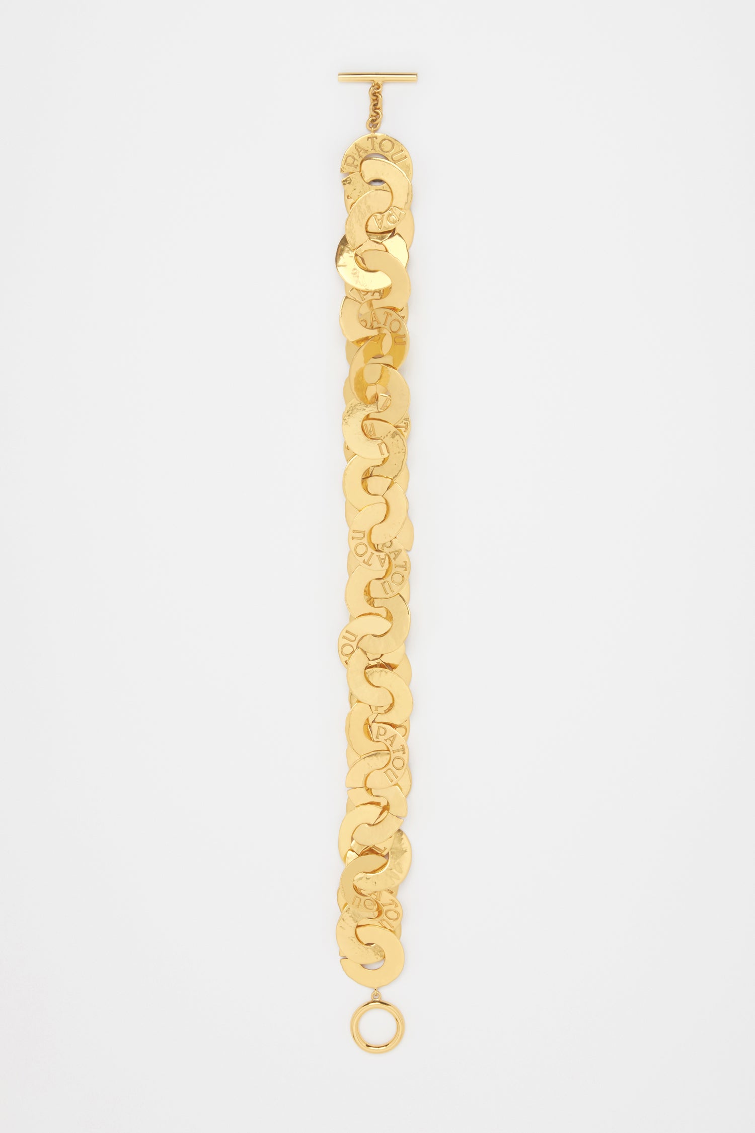 Patou - Ras-de-cou pièces en laiton doré - Gold - Collier en laiton doré. Inspiration pièces antiques. Effet martelé. Chaîne formée de pièces entrelacées gravées Patou. Fermoir T.