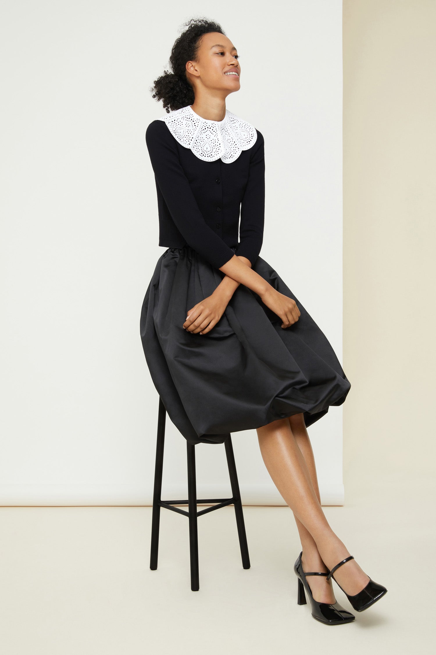 Patou - カットワークカラー カーディガン - Black - 美しい仕上げの襟元はパトゥ ガールの親友。 ブラックのカーディガン。やや丈の短いシルエットと袖。取り外し可能なホワイトのコットンポプリン製カラー、全体にカットワーク ディテール。