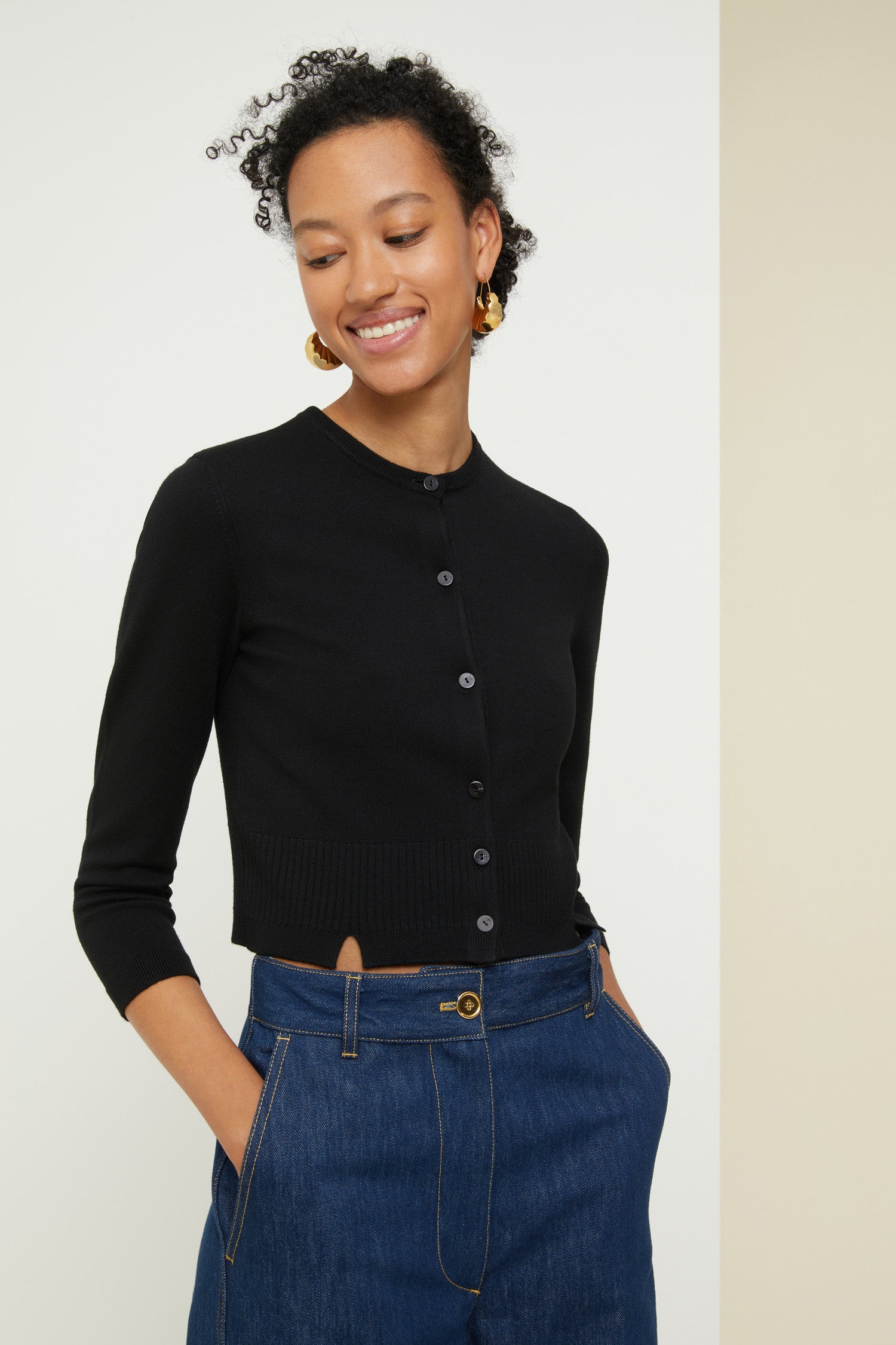 Patou - カットワークカラー カーディガン - Black - 美しい仕上げの襟元はパトゥ ガールの親友。 ブラックのカーディガン。やや丈の短いシルエットと袖。取り外し可能なホワイトのコットンポプリン製カラー、全体にカットワーク ディテール。