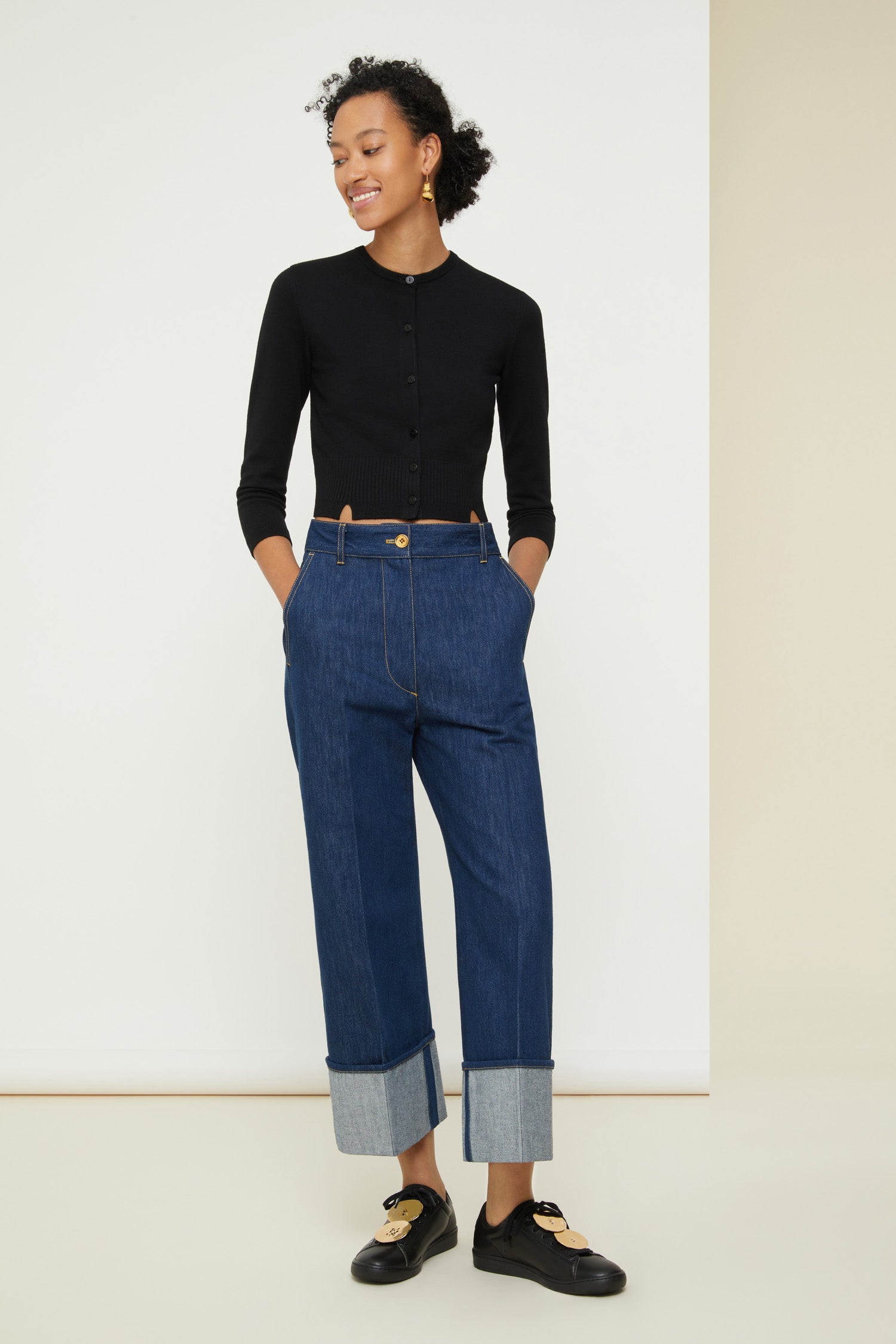 Patou - カットワークカラー カーディガン - Black - 美しい仕上げの襟元はパトゥ ガールの親友。 ブラックのカーディガン。やや丈の短いシルエットと袖。取り外し可能なホワイトのコットンポプリン製カラー、全体にカットワーク ディテール。