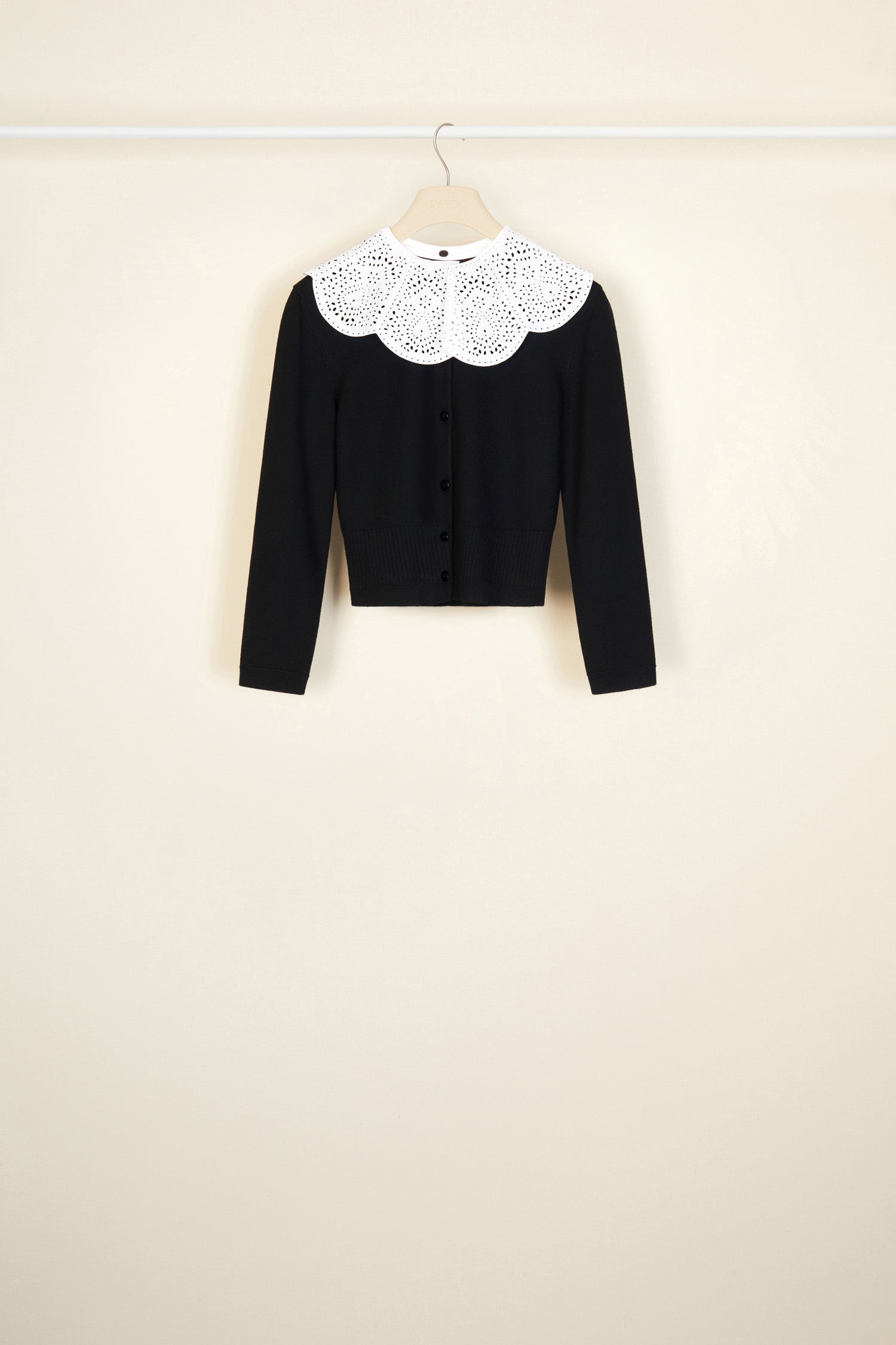 Patou - カットワークカラー カーディガン - Black - 美しい仕上げの襟元はパトゥ ガールの親友。 ブラックのカーディガン。やや丈の短いシルエットと袖。取り外し可能なホワイトのコットンポプリン製カラー、全体にカットワーク ディテール。