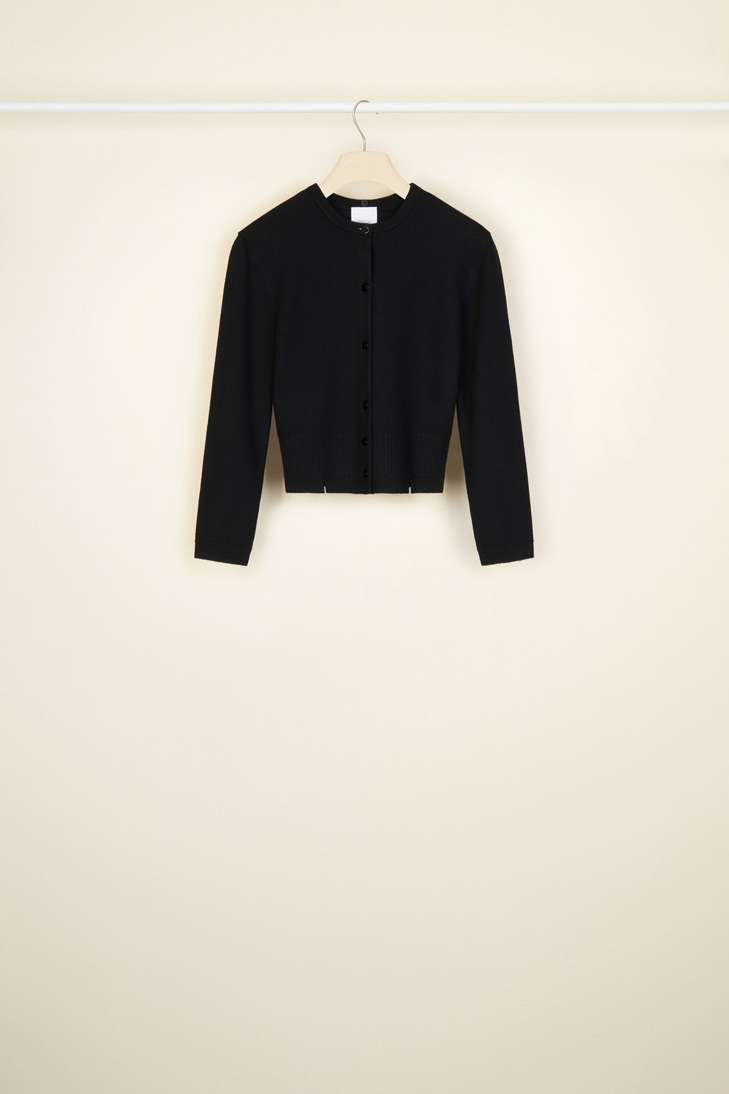 Patou - カットワークカラー カーディガン - Black - 美しい仕上げの襟元はパトゥ ガールの親友。 ブラックのカーディガン。やや丈の短いシルエットと袖。取り外し可能なホワイトのコットンポプリン製カラー、全体にカットワーク ディテール。