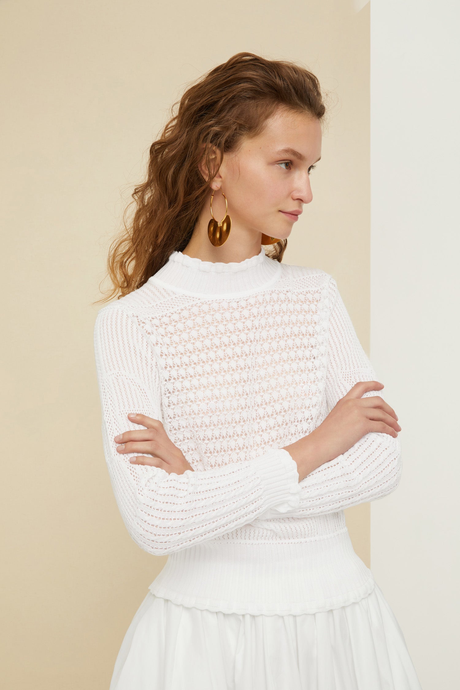 Patou - Maglione in crochet in cotone bio - White - Il nuovo uncinetto che si abbina con tutto.Maglione leggero in cotone bio bianca. Varie tecniche di crochet. Leggermente trasparente. Balze al collo, ai polsini e in vita.