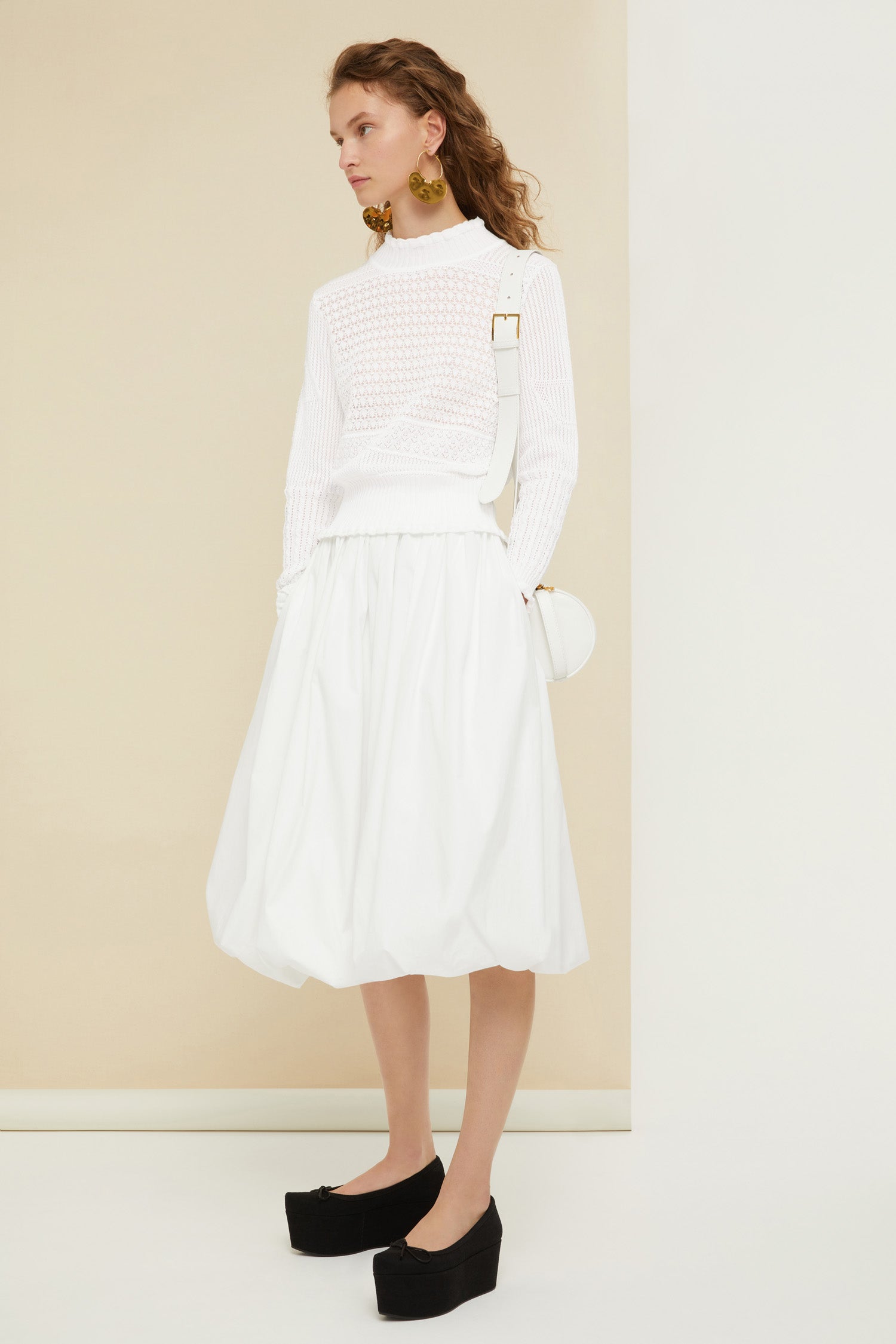 Patou - Maglione in crochet in cotone bio - White - Il nuovo uncinetto che si abbina con tutto.Maglione leggero in cotone bio bianca. Varie tecniche di crochet. Leggermente trasparente. Balze al collo, ai polsini e in vita.