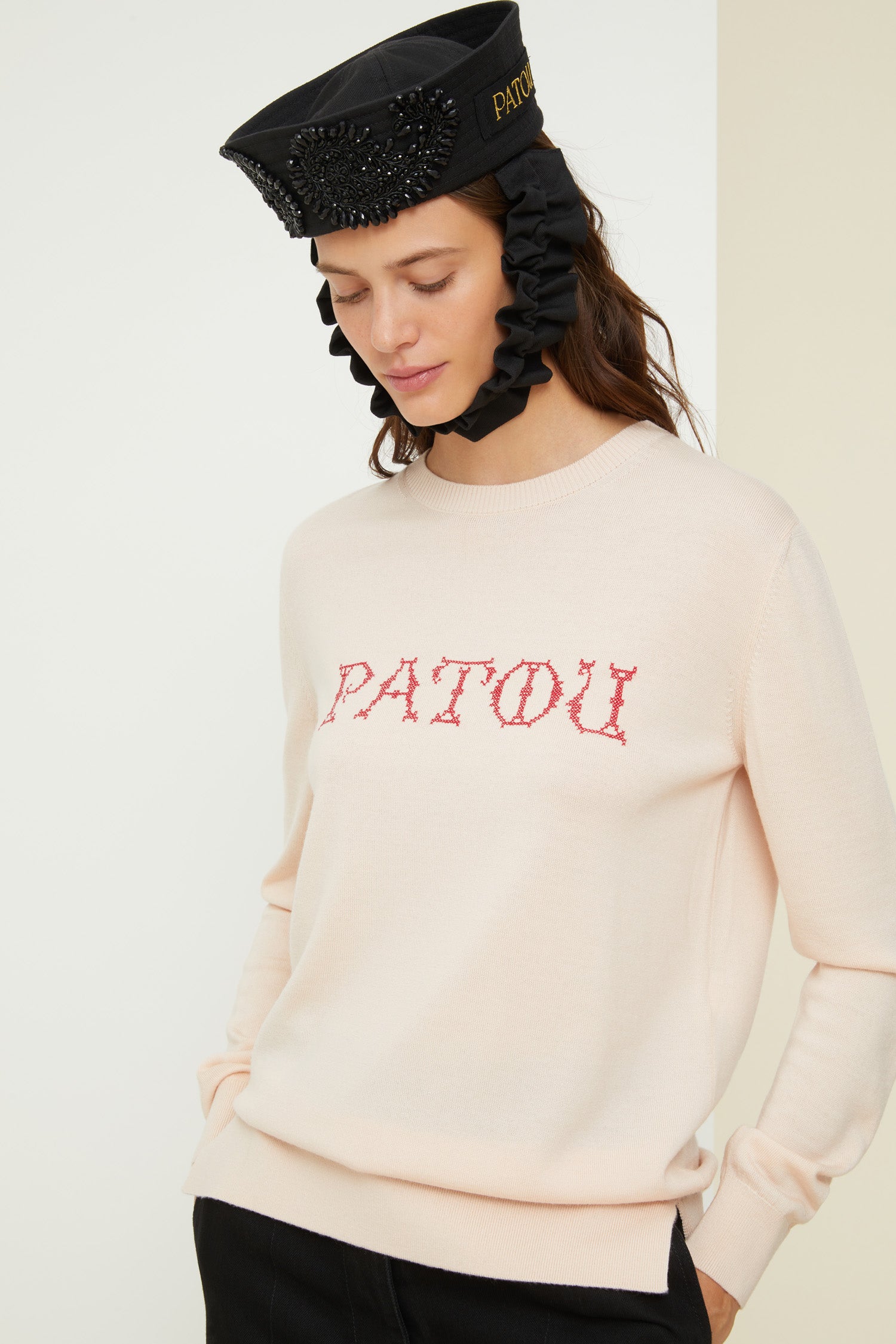 Patou - Pull à logo brodé en laine - Champagne - Mille logos, une seule signature.Pull fin en laine mérinos champagne. Logo Patou en point de croix bleu marine. Fentes latérales. Coupe légèrement plus longue au dos.