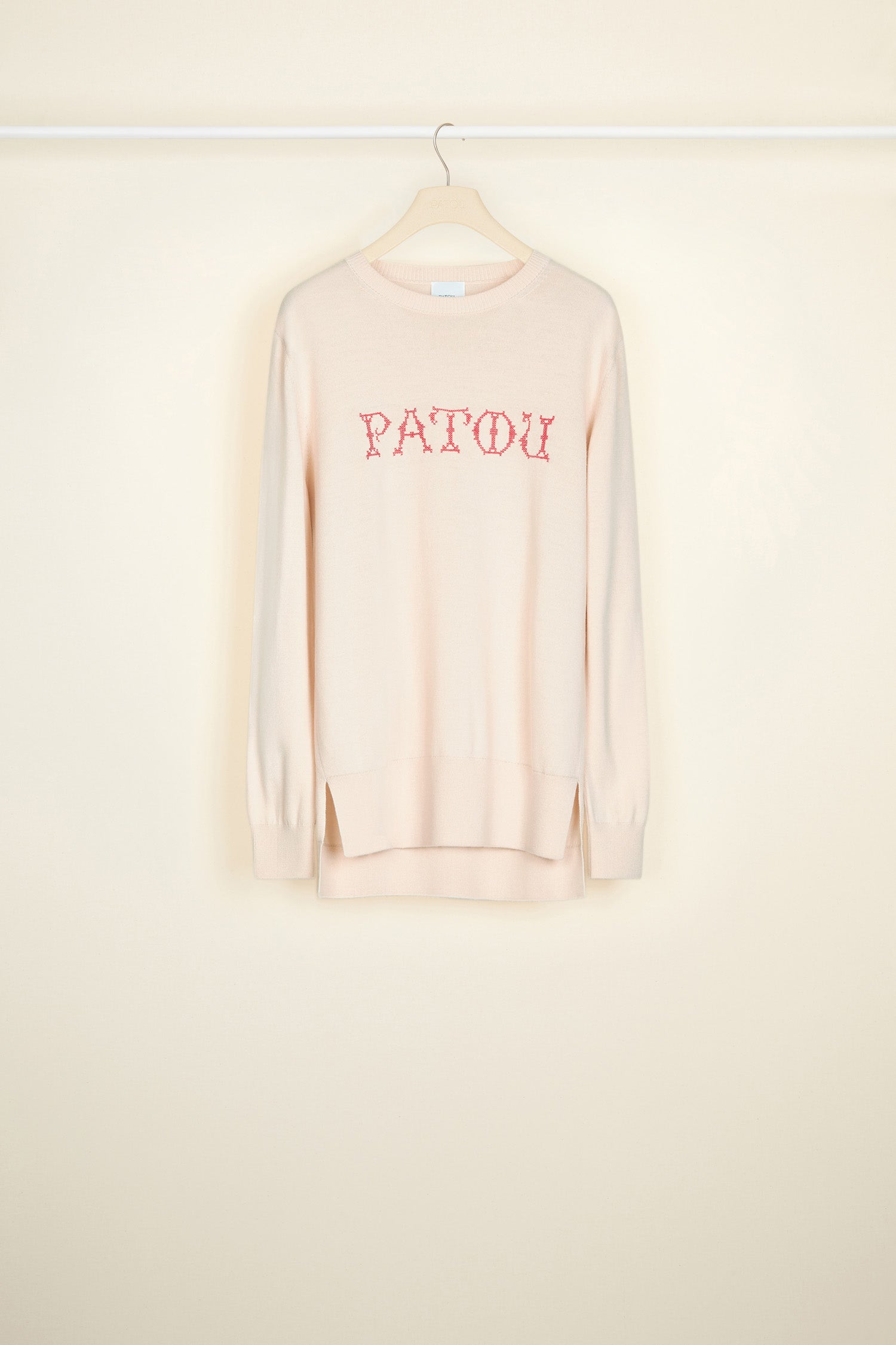 Patou - Pull à logo brodé en laine - Champagne - Mille logos, une seule signature.Pull fin en laine mérinos champagne. Logo Patou en point de croix bleu marine. Fentes latérales. Coupe légèrement plus longue au dos.