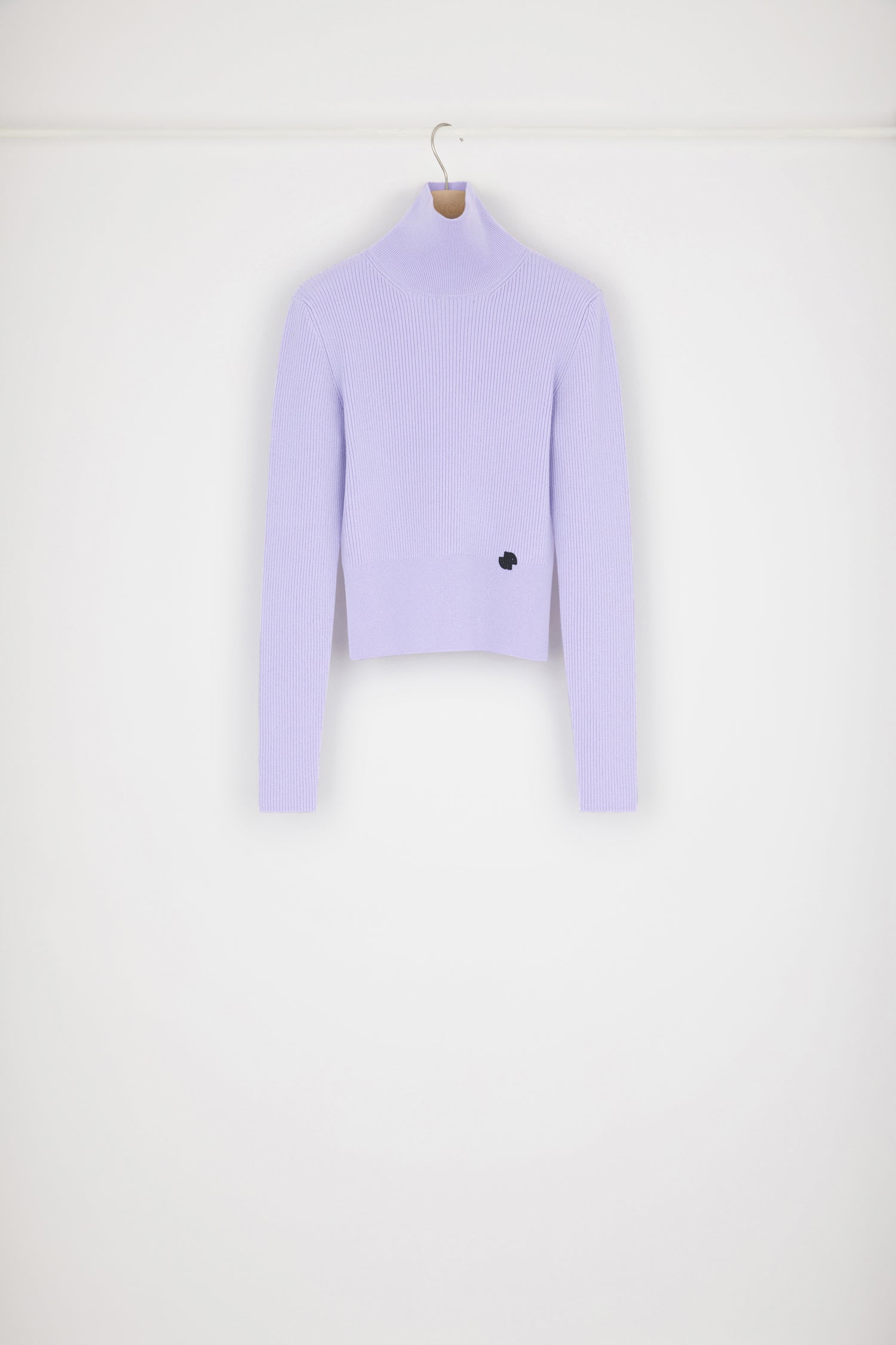 Patou - Maglione a collo alto in lana a costine - Lavender - Nuove ispirazioni per giochi di sovrapposizioni. Maglione in misto lana color lavanda. Maglia a costine. Modello corto. Vestibilità aderente. Collo alto. Monogramma JP bianco sul davanti.