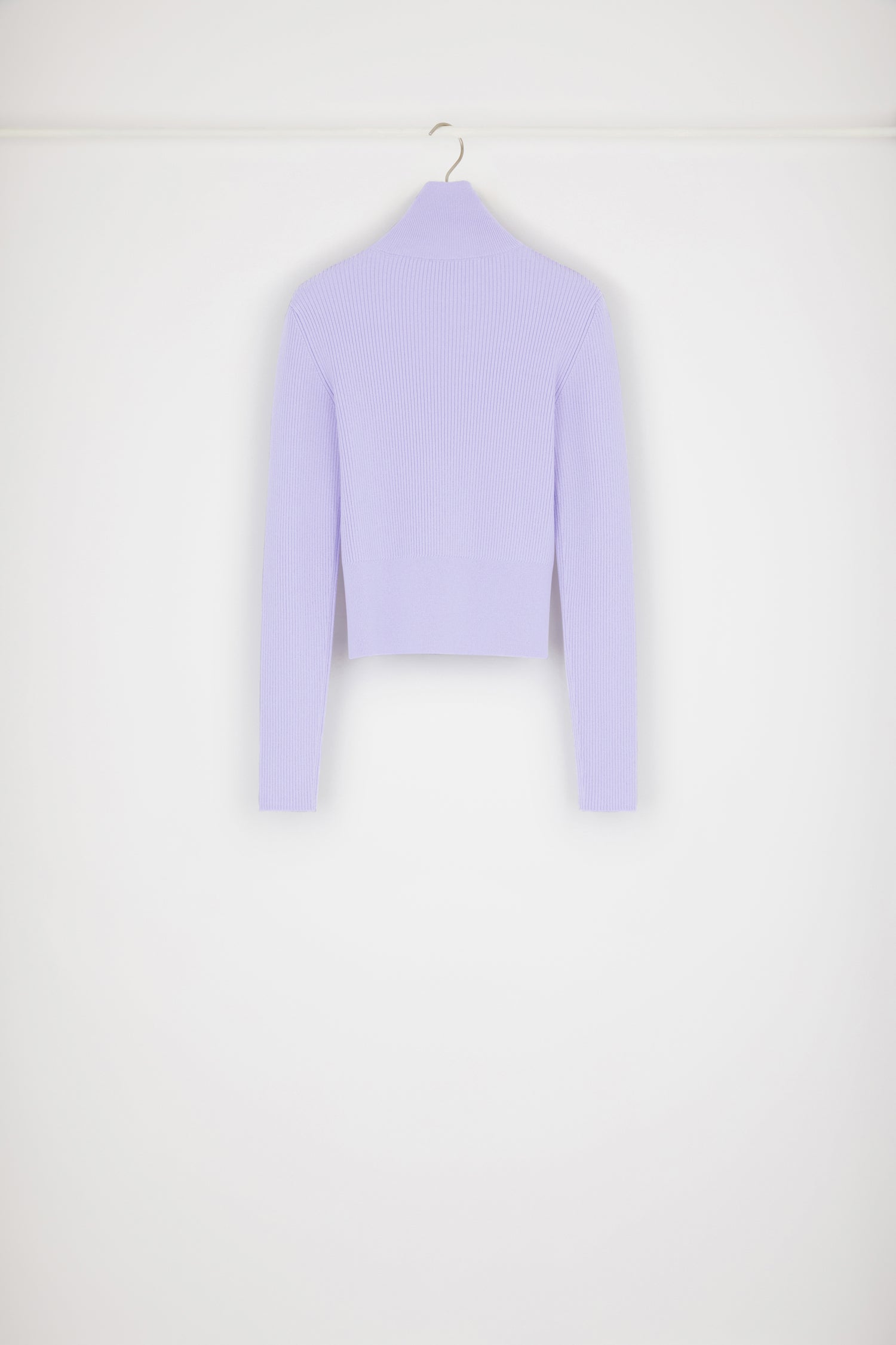 Patou - Maglione a collo alto in lana a costine - Lavender - Nuove ispirazioni per giochi di sovrapposizioni. Maglione in misto lana color lavanda. Maglia a costine. Modello corto. Vestibilità aderente. Collo alto. Monogramma JP bianco sul davanti.