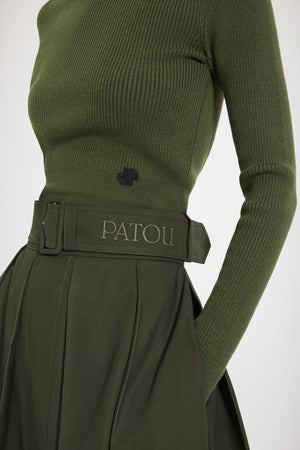 Maglione a collo alto in lana a costine