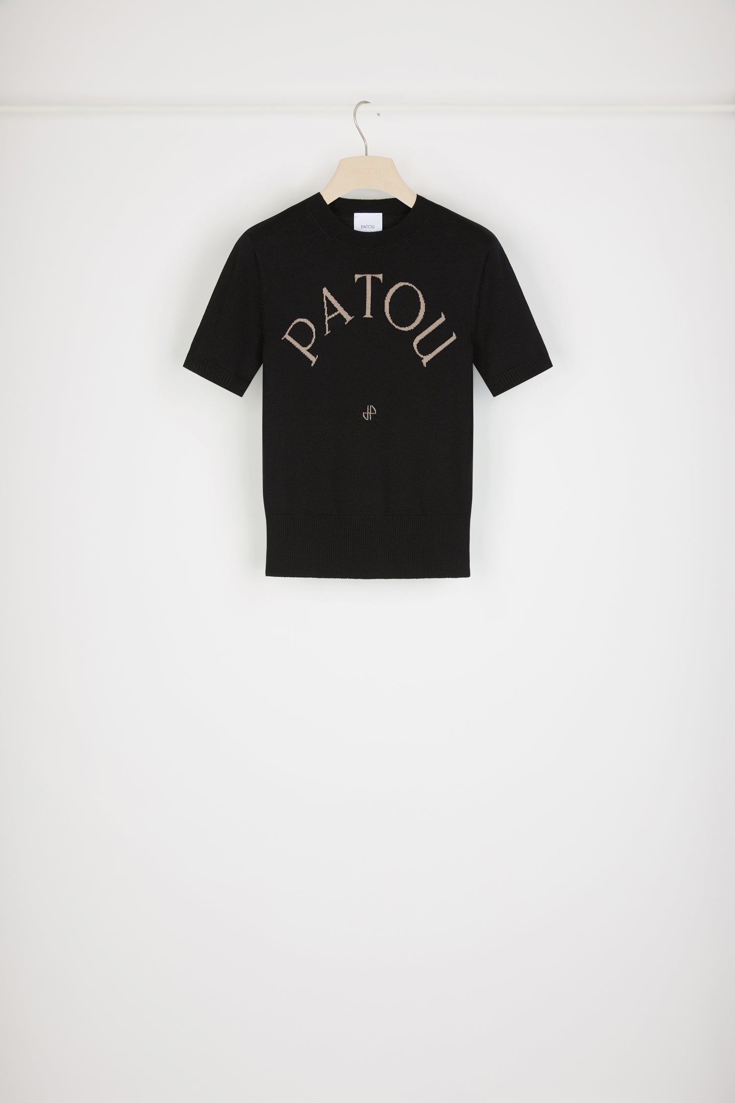 Patou - Haut Patou en maille éco-responsable - Black Gray - Patou écrit l’éco-responsabilité en toutes lettres.Top en maille de coton bio mélangé gris noir. Coupe ajustée, manches courtes. Col rond. Bords côtelés. Logo Patou et monogramme en jacquard à l’avant.