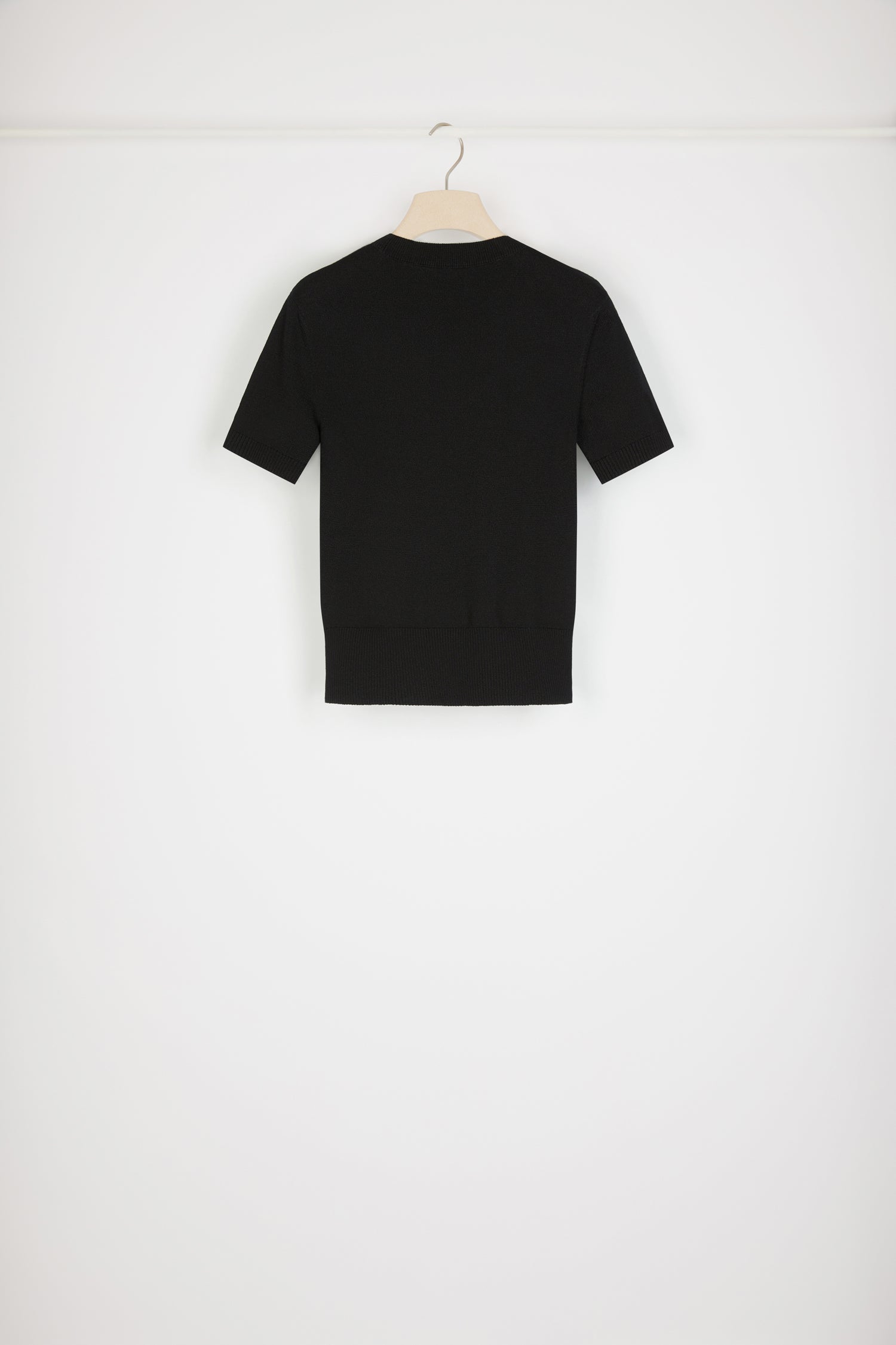 Patou - Haut Patou en maille éco-responsable - Black Gray - Patou écrit l’éco-responsabilité en toutes lettres.Top en maille de coton bio mélangé gris noir. Coupe ajustée, manches courtes. Col rond. Bords côtelés. Logo Patou et monogramme en jacquard à l’avant.