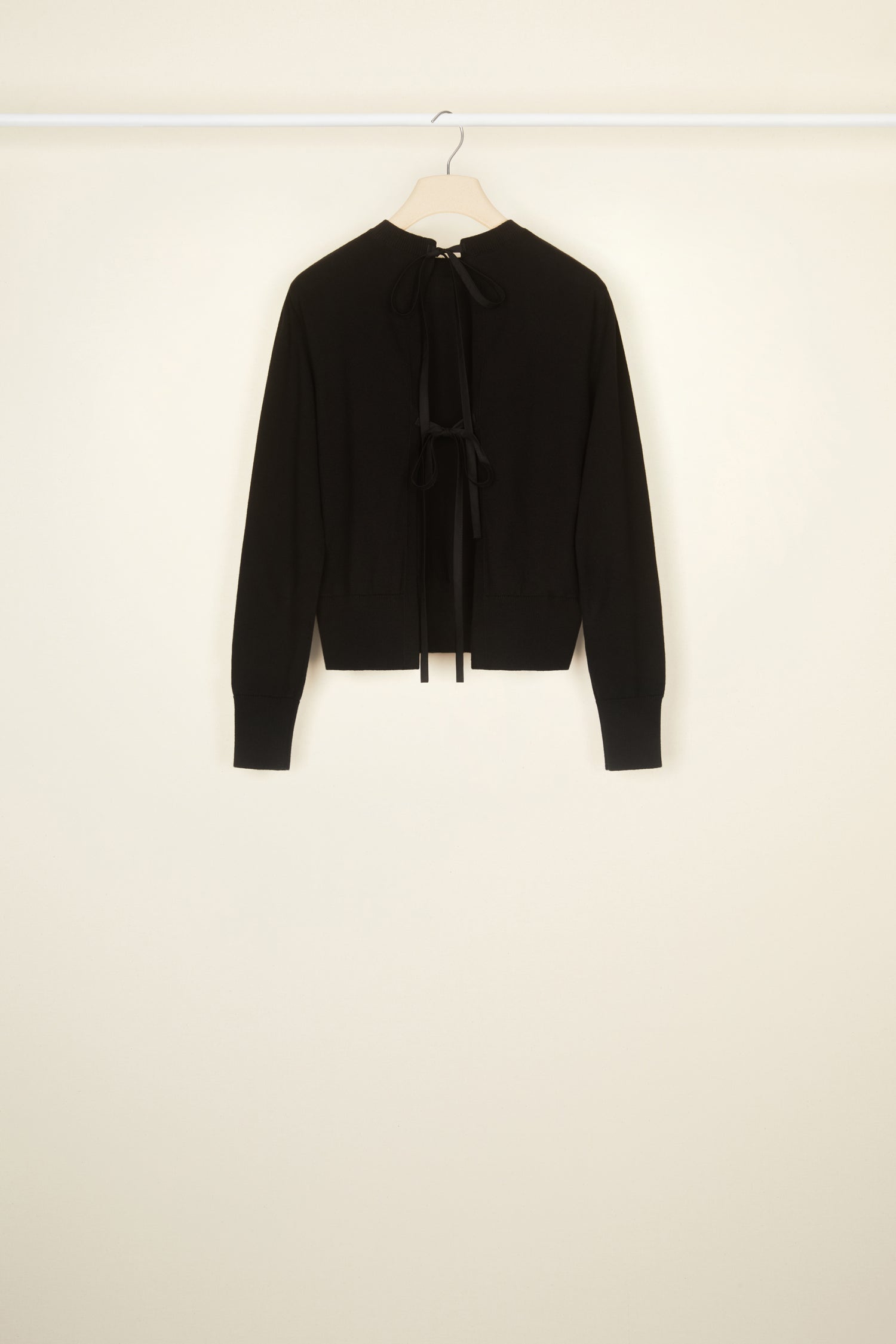 Patou - Pull dos nu en laine éco-responsable et coton bio - Black - Le dos nu domine.Pull en laine éco-responsable et coton bio noir. Coupe classique. Col rond. Col, poignets et ourlet côtelés. Dos nu avec fermeture par lacets à l’encolure et à la taille. Étiquette Patou blanche brodée à l’avant.