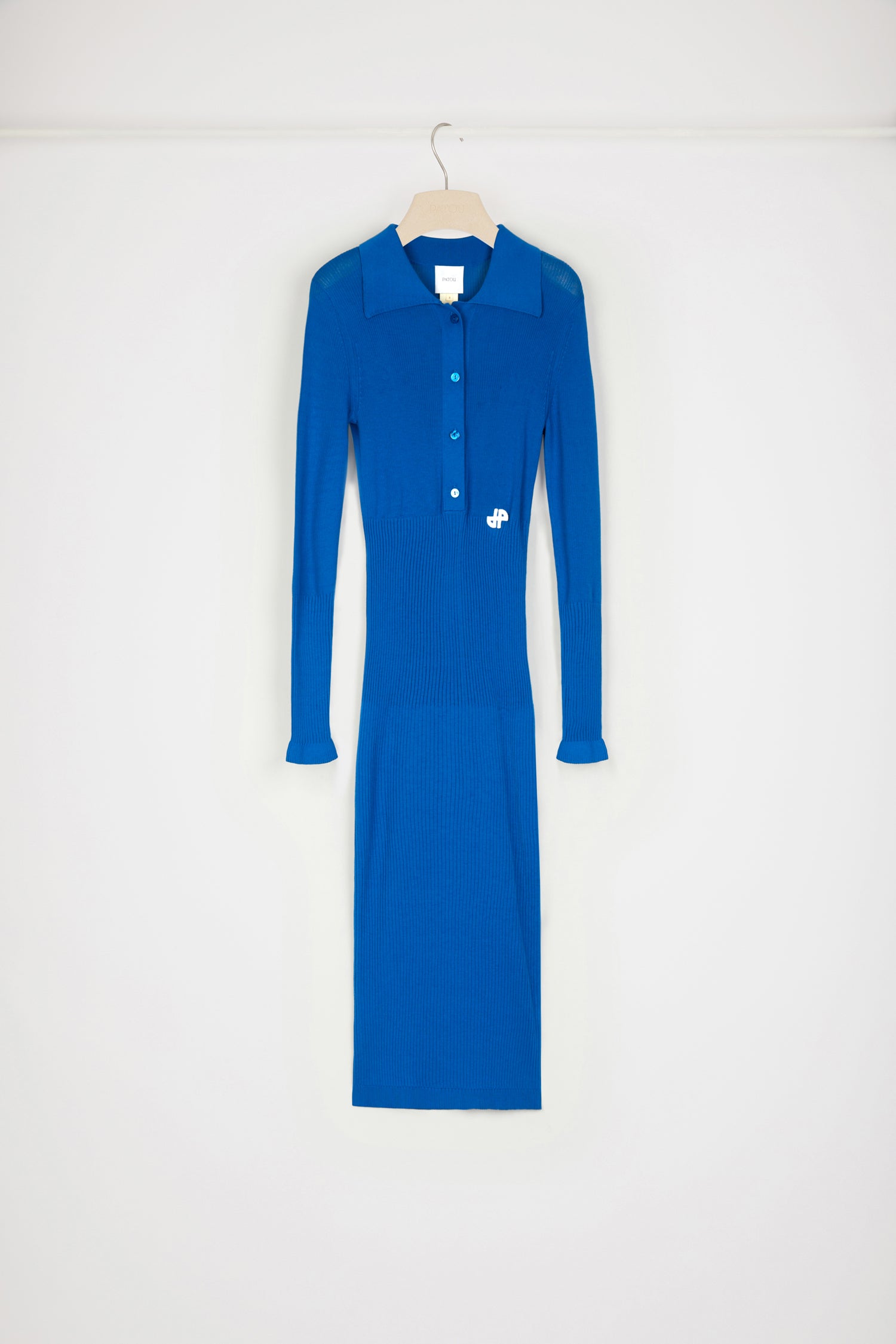 Patou - Vestito polo midi in maglia di cotone bio - Blue Jewel - La polo Patou, versione midi.Vestito polo in cotone bio blu gioiello. Silhouette aderente. Vestito midi. Modello a coste con larghezze diverse. Collo polo con bottoni incisi JP. Maniche lunghe. Logo JP bianco sul fronte.