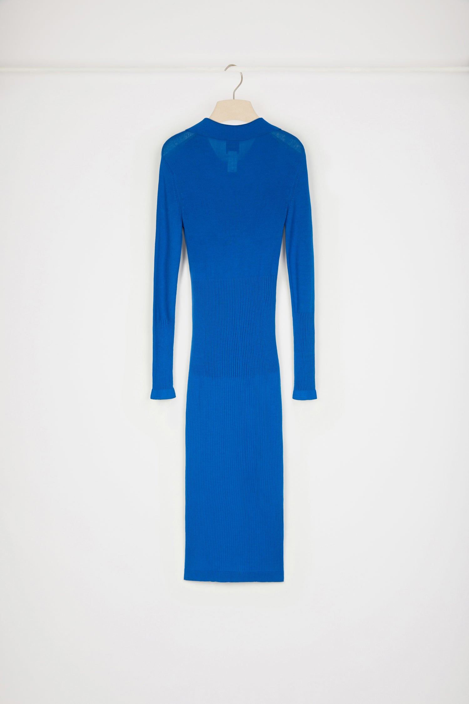 Patou - Vestito polo midi in maglia di cotone bio - Blue Jewel - La polo Patou, versione midi.Vestito polo in cotone bio blu gioiello. Silhouette aderente. Vestito midi. Modello a coste con larghezze diverse. Collo polo con bottoni incisi JP. Maniche lunghe. Logo JP bianco sul fronte.