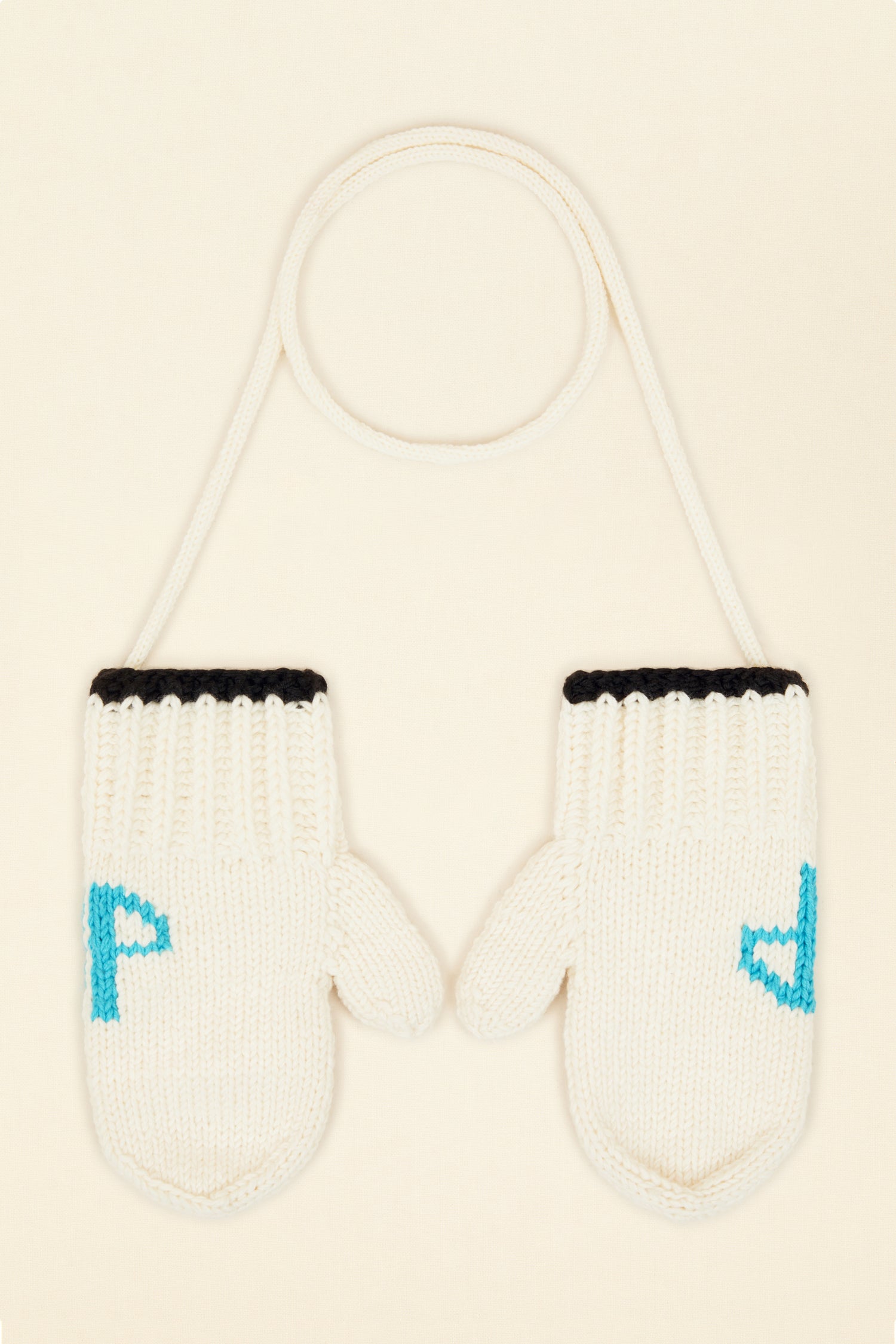 Patou - Muffole in lana Patou Neige - Ivory - Guanti rivisitati? Merci Patou!Muffole in lana vergine avorio. Modello della collezione Patou Neige. Fatte a mano. Monogramma JP ricamato blu. Bordino nero. Legate da un filo.