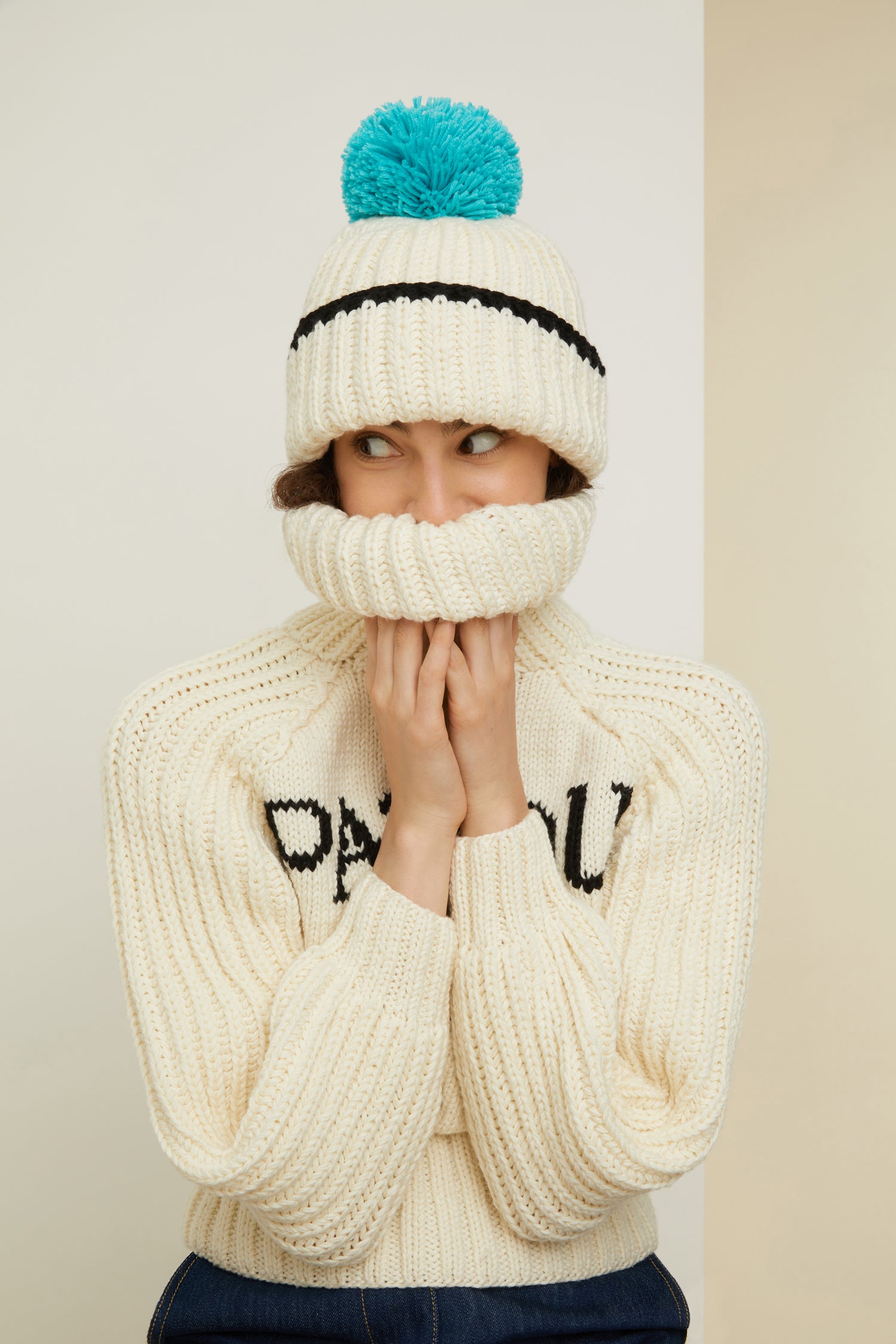 Patou - Bonnet en laine Patou Neige - Ivory - Le pompom Patou réchauffe les tenues d’hiver.Bonnet en laine vierge ivoire. Modèle de la collection Patou Neige. Tricoté à la main. Pompom bleu. Revers avec bordure noire.