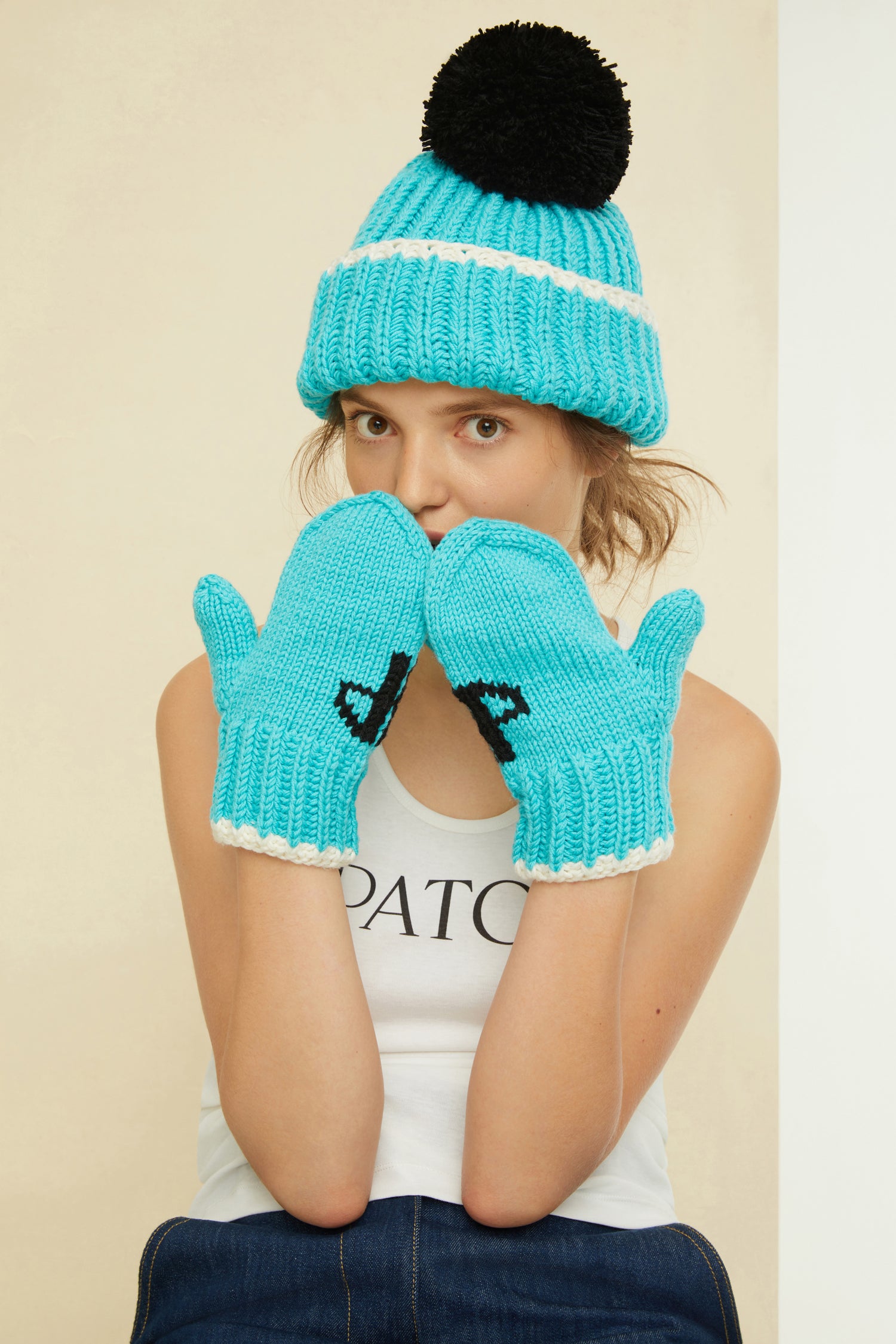 Patou - Bonnet en laine Patou Neige - Blue - Le pompom Patou réchauffe les tenues d’hiver.Bonnet en laine vierge bleue. Modèle de la collection Patou Neige. Tricoté à la main. Pompom noir. Revers avec bordure blanche.