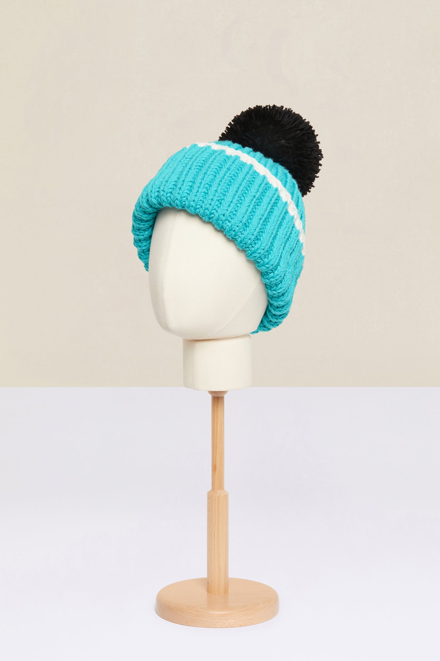 Patou - Bonnet en laine Patou Neige - Blue - Le pompom Patou réchauffe les tenues d’hiver.Bonnet en laine vierge bleue. Modèle de la collection Patou Neige. Tricoté à la main. Pompom noir. Revers avec bordure blanche.