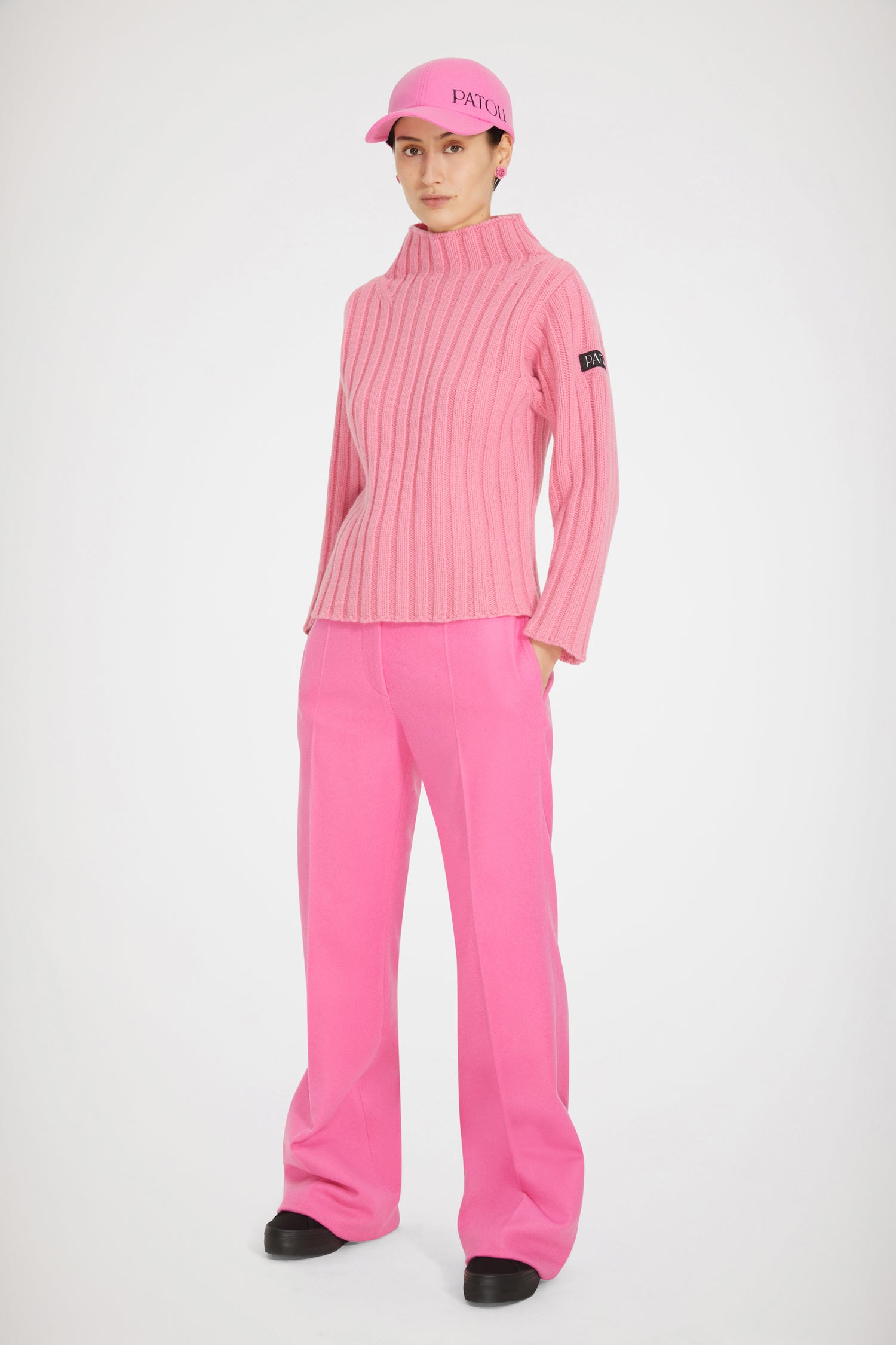Patou - Strickpullover mit breiter Rippung aus Wolle und Kaschmir - Darling Pink - Eine neu interpretierte maritime Inspiration für die neue Patou Generation.Pullover aus Wolle und Kaschmir in Lieblich-Rosa. Breite Rippung. Breiter Trichterkragen. Maschenabnahme-Detail an der Schulter. Schwarzer Patou Aufnäher auf dem linken Ärmel.