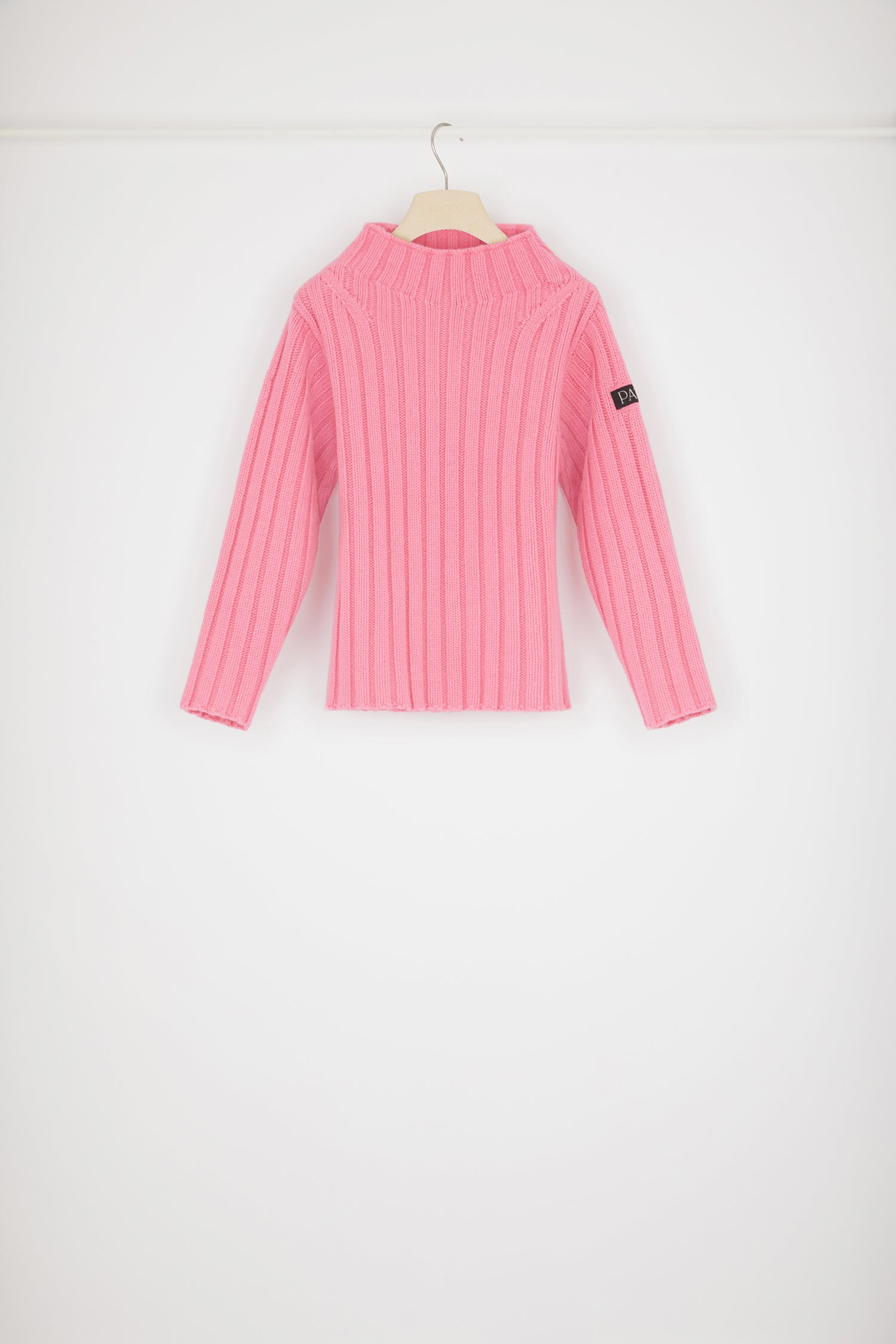 Patou - Strickpullover mit breiter Rippung aus Wolle und Kaschmir - Darling Pink - Eine neu interpretierte maritime Inspiration für die neue Patou Generation.Pullover aus Wolle und Kaschmir in Lieblich-Rosa. Breite Rippung. Breiter Trichterkragen. Maschenabnahme-Detail an der Schulter. Schwarzer Patou Aufnäher auf dem linken Ärmel.