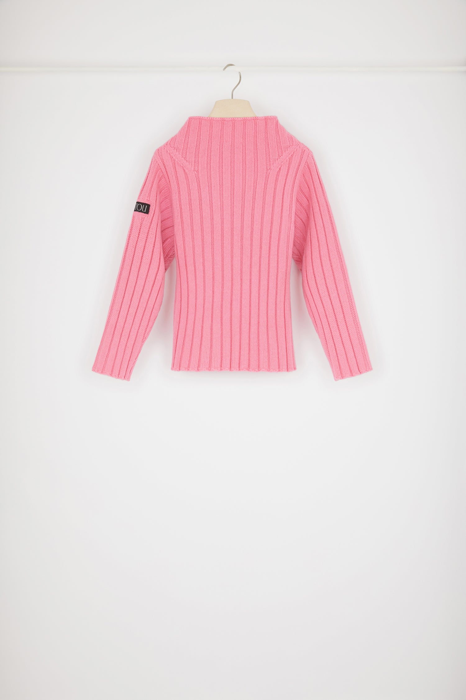 Patou - Strickpullover mit breiter Rippung aus Wolle und Kaschmir - Darling Pink - Eine neu interpretierte maritime Inspiration für die neue Patou Generation.Pullover aus Wolle und Kaschmir in Lieblich-Rosa. Breite Rippung. Breiter Trichterkragen. Maschenabnahme-Detail an der Schulter. Schwarzer Patou Aufnäher auf dem linken Ärmel.