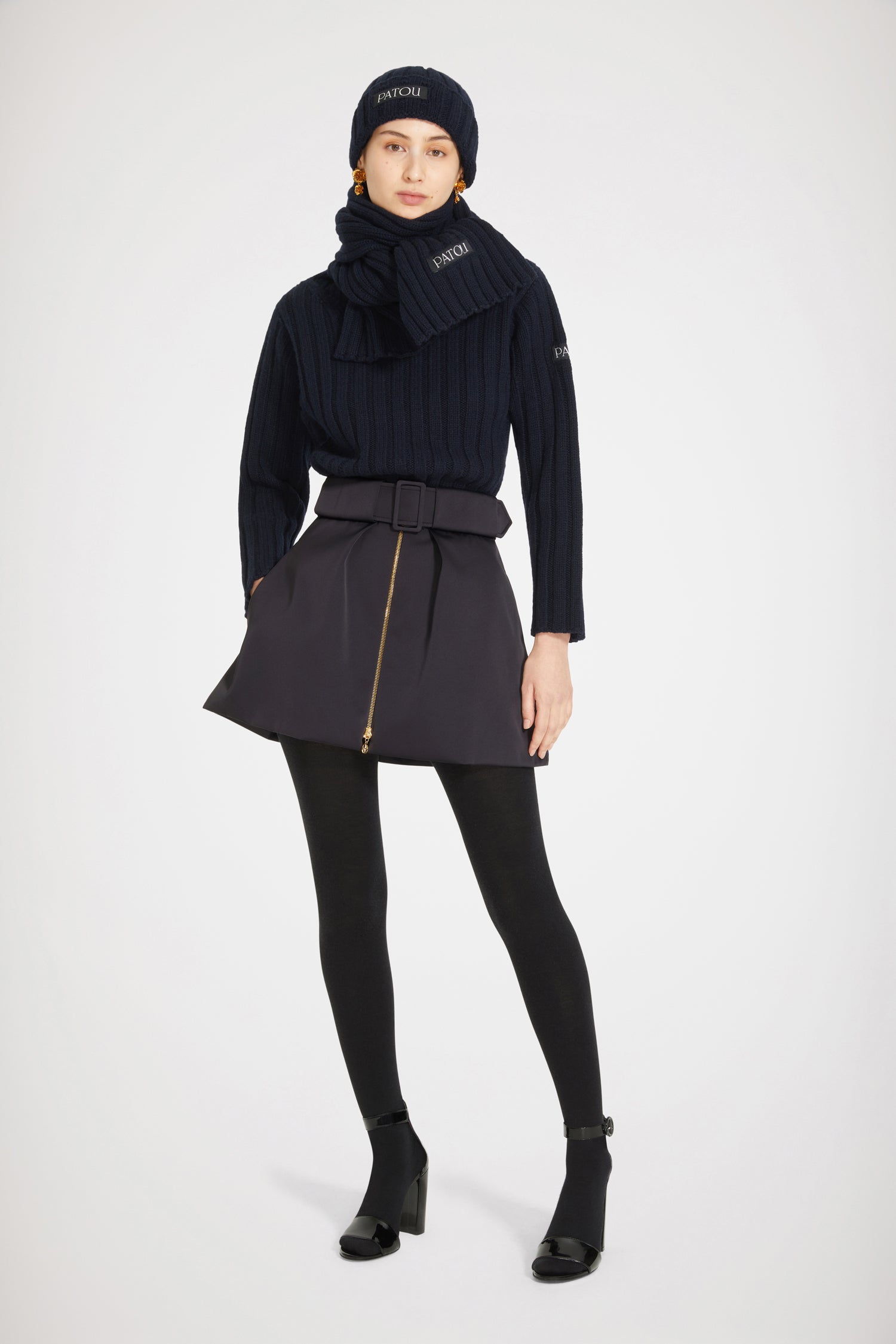 Patou - Maglione a costine larghe in lana e cachemire - Navy - La lana a costine si declina in versione contemporanea. Maglione in lana e cachemire blu scuro. Maglia a costine. Collo largo. Etichetta Patou nera sulla manica sinistra.