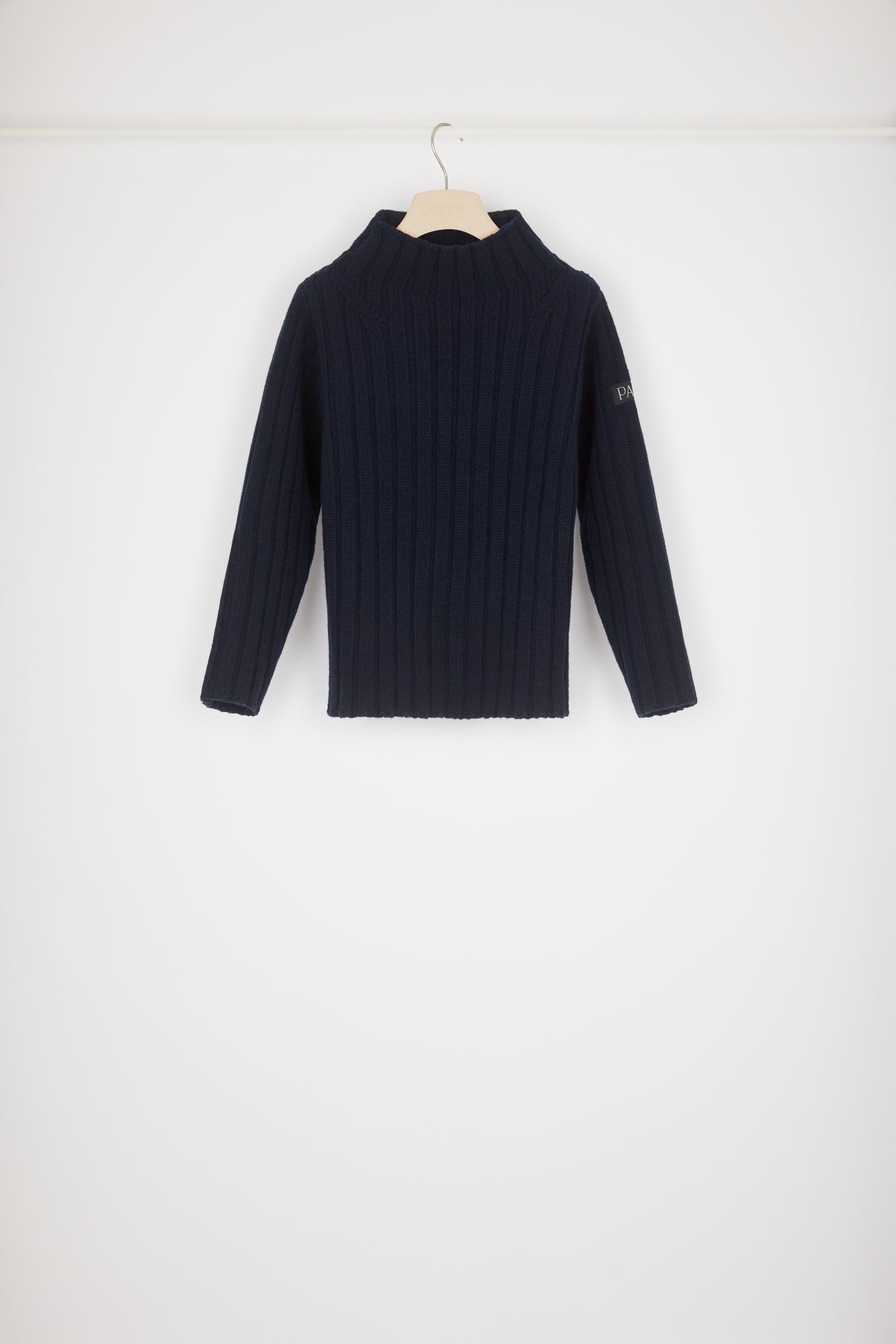 Patou - Maglione a costine larghe in lana e cachemire - Navy - La lana a costine si declina in versione contemporanea. Maglione in lana e cachemire blu scuro. Maglia a costine. Collo largo. Etichetta Patou nera sulla manica sinistra.