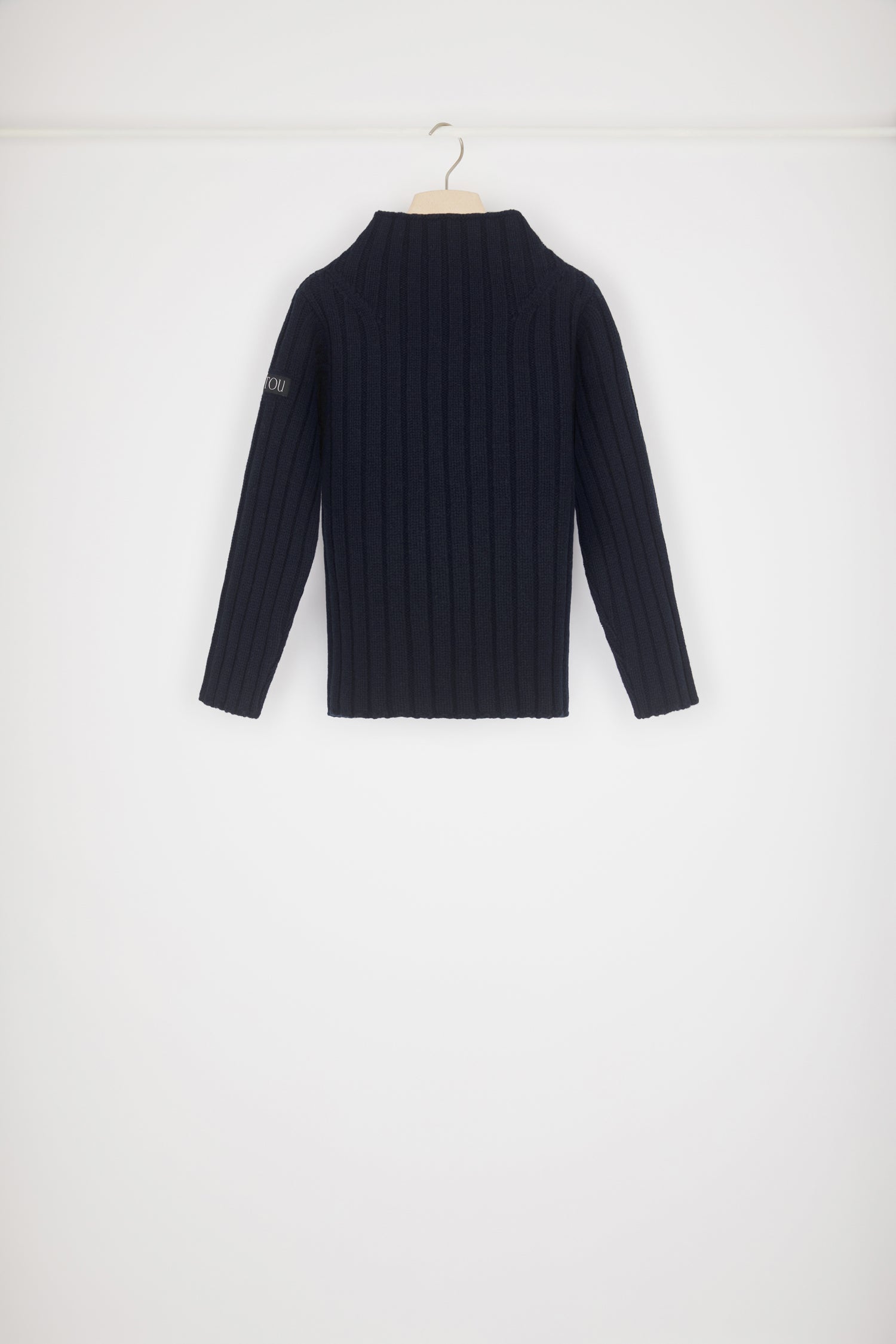 Patou - Maglione a costine larghe in lana e cachemire - Navy - La lana a costine si declina in versione contemporanea. Maglione in lana e cachemire blu scuro. Maglia a costine. Collo largo. Etichetta Patou nera sulla manica sinistra.
