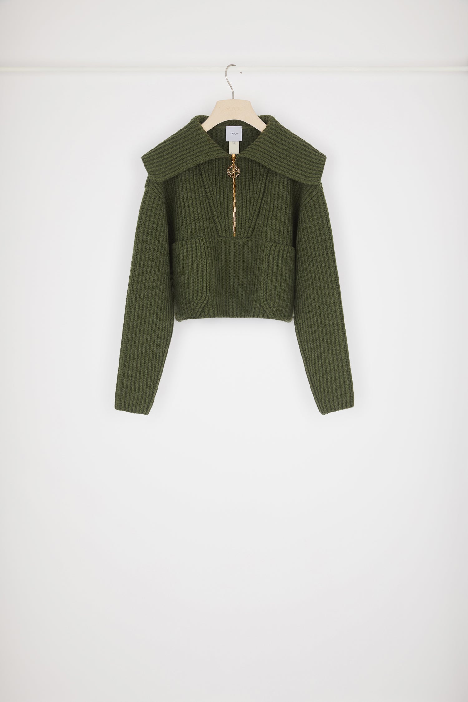 Patou - Rippstrick-Pullover mit Reißverschlusskragen aus Merinowolle - Khaki Green - Ein ganz besonderer Kragen mit goldfarbener Zuglasche? Unverkennbar Patou! Pullover aus Merinowolle in Khaki. Breite Rippung. Kurz geschnitten. Überdimensionaler Kragen, befestigt durch einen goldfarbenen Reißverschluss mit JP-Zuglasche, die von einem ikonischen Schlüsselring aus dem Jean Patou Archiv inspiriert ist. Zopfmuster-Details am Halsausschnitt. Zwei Taschen vorne.