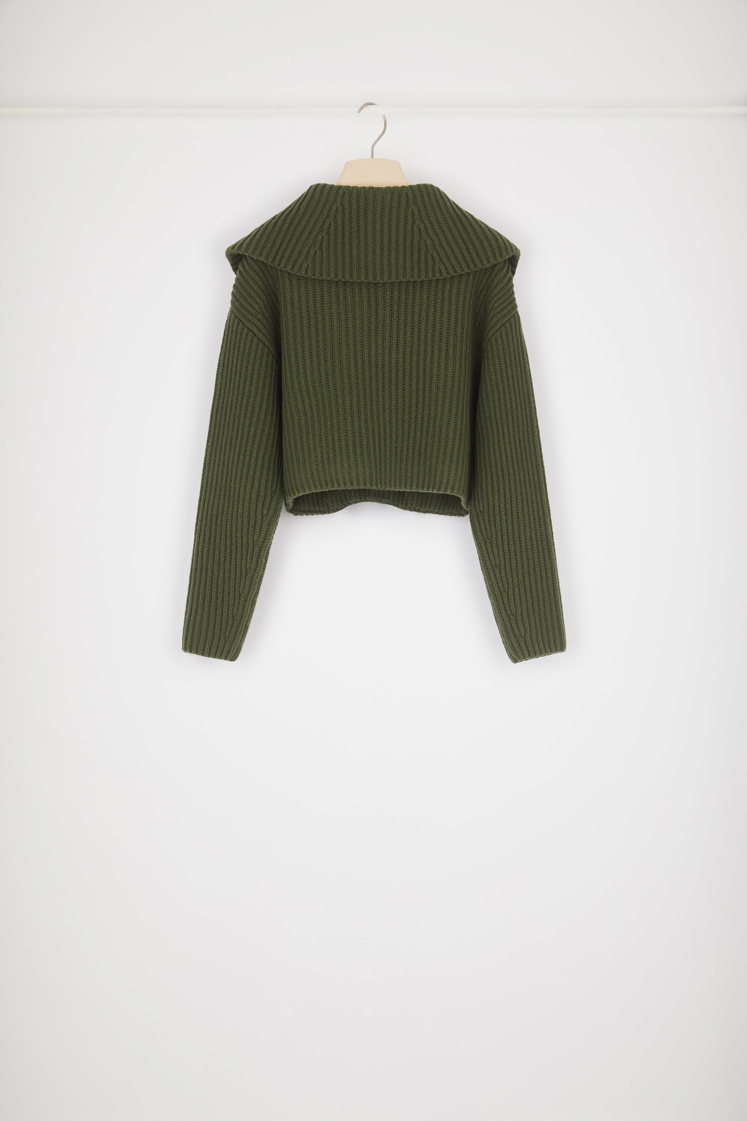 Patou - Rippstrick-Pullover mit Reißverschlusskragen aus Merinowolle - Khaki Green - Ein ganz besonderer Kragen mit goldfarbener Zuglasche? Unverkennbar Patou! Pullover aus Merinowolle in Khaki. Breite Rippung. Kurz geschnitten. Überdimensionaler Kragen, befestigt durch einen goldfarbenen Reißverschluss mit JP-Zuglasche, die von einem ikonischen Schlüsselring aus dem Jean Patou Archiv inspiriert ist. Zopfmuster-Details am Halsausschnitt. Zwei Taschen vorne.