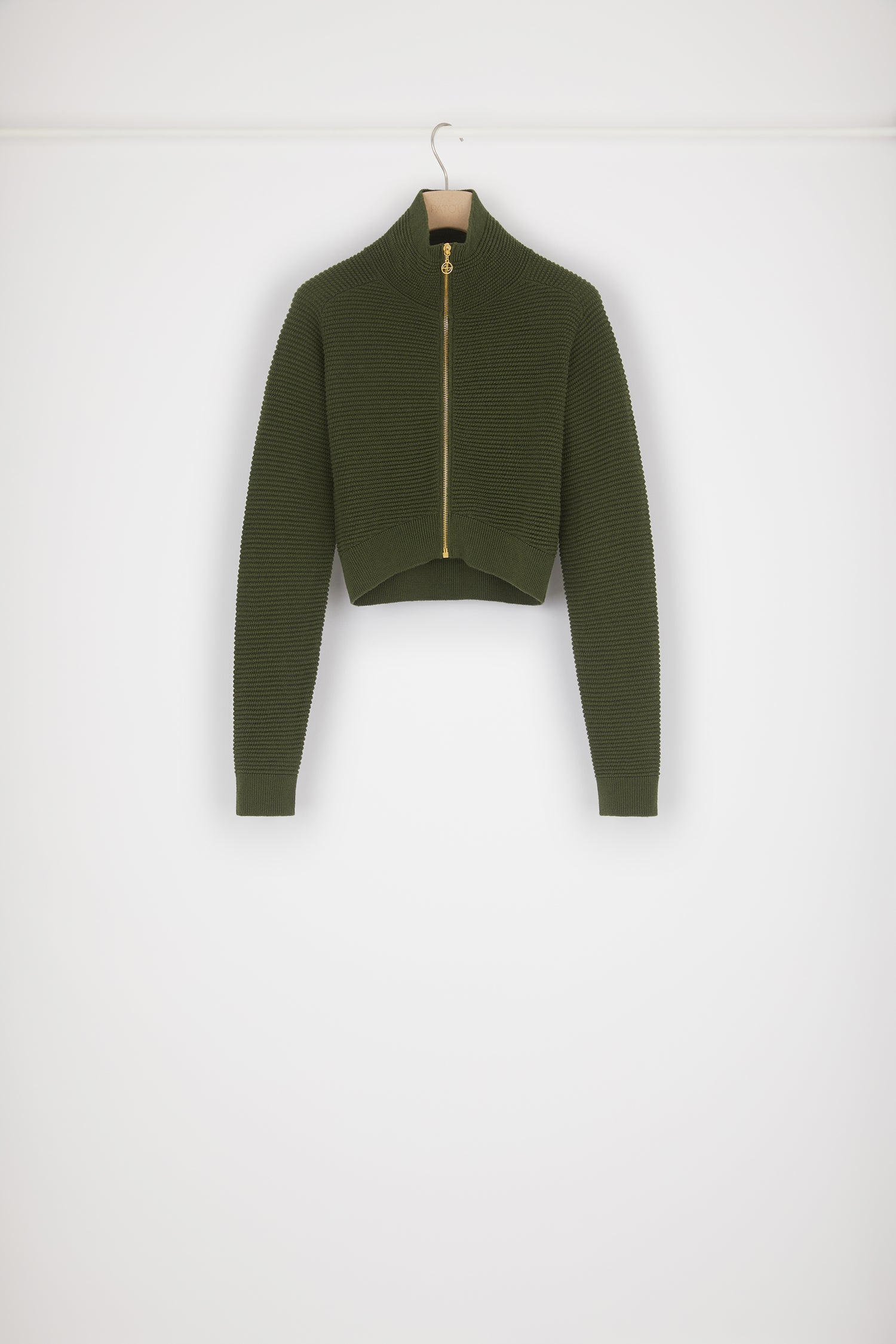 Patou - Bomber in lana con zip - Khaki Green - La maglieria in versione bomber: una novità firmata Patou.Bomber in lana vergine kaki. Modello corto. Collo alto. Zip oro con dettaglio JP ispirato agli archivi Jean Patou.